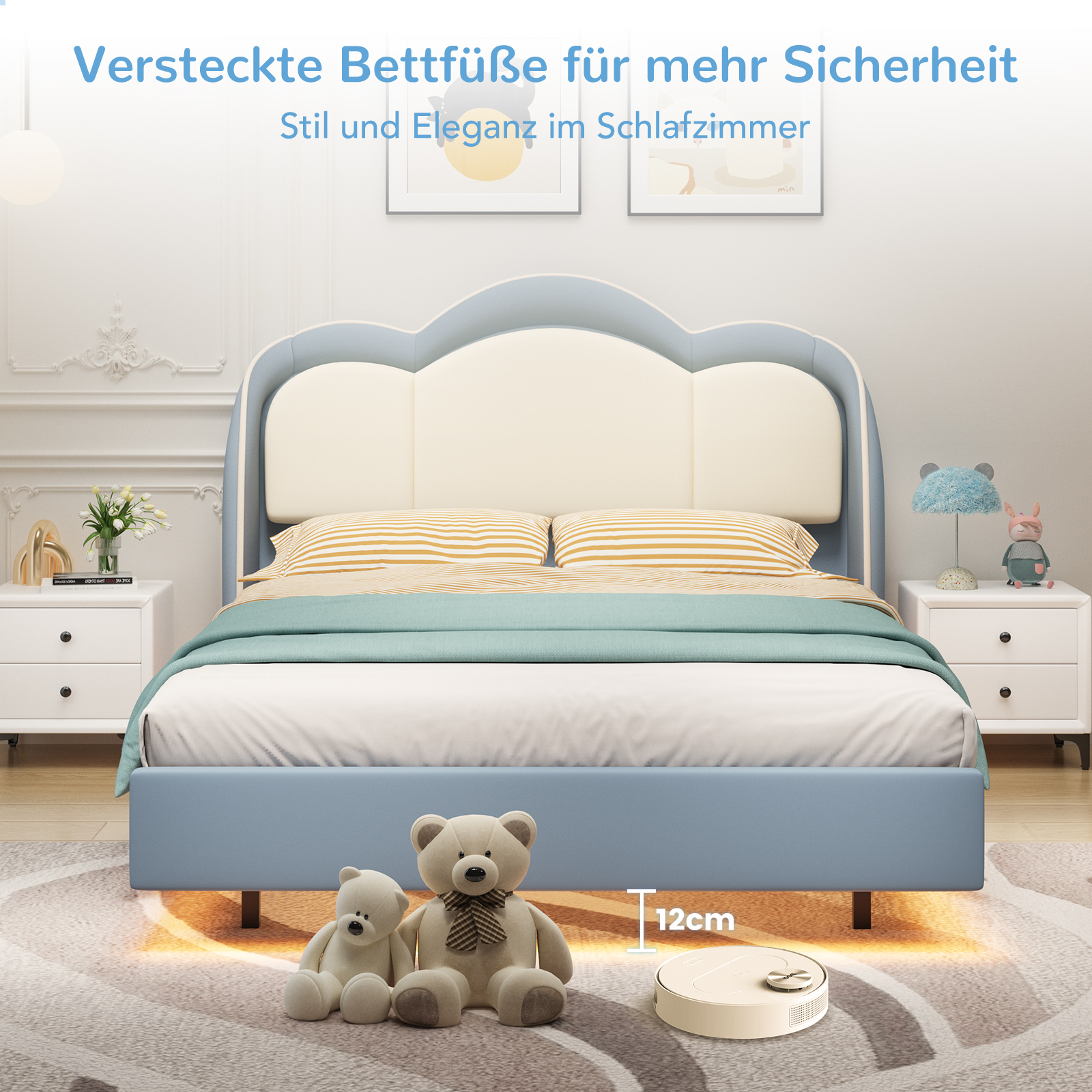 Ein hellblaues und cremefarbenes Bett mit zwei Teddybären und einem Saugroboter darunter in einem hellen Schlafzimmer.