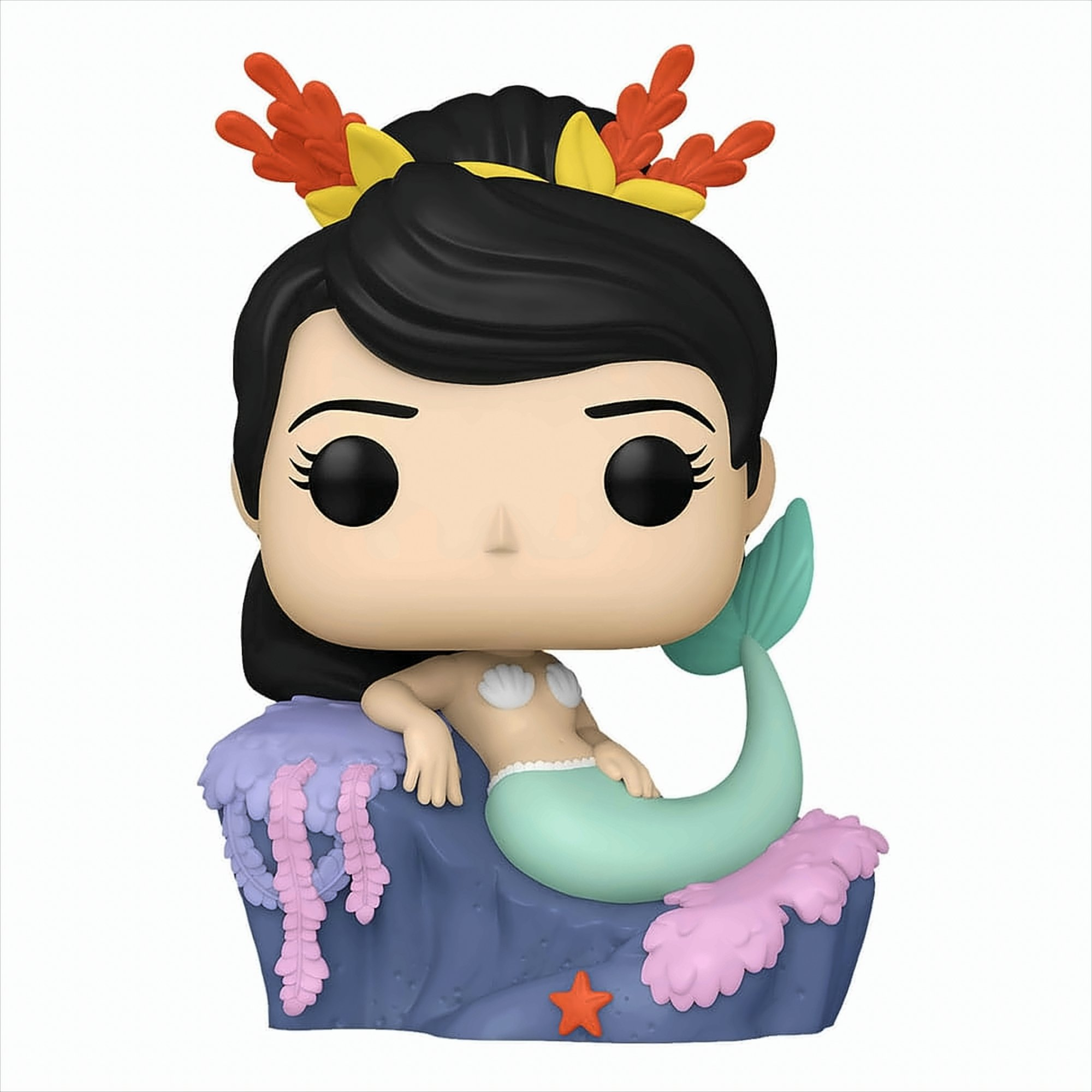 Une figurine en vinyle d'une sirène aux cheveux noirs et coiffe rouge, assise sur un rocher bleu.
