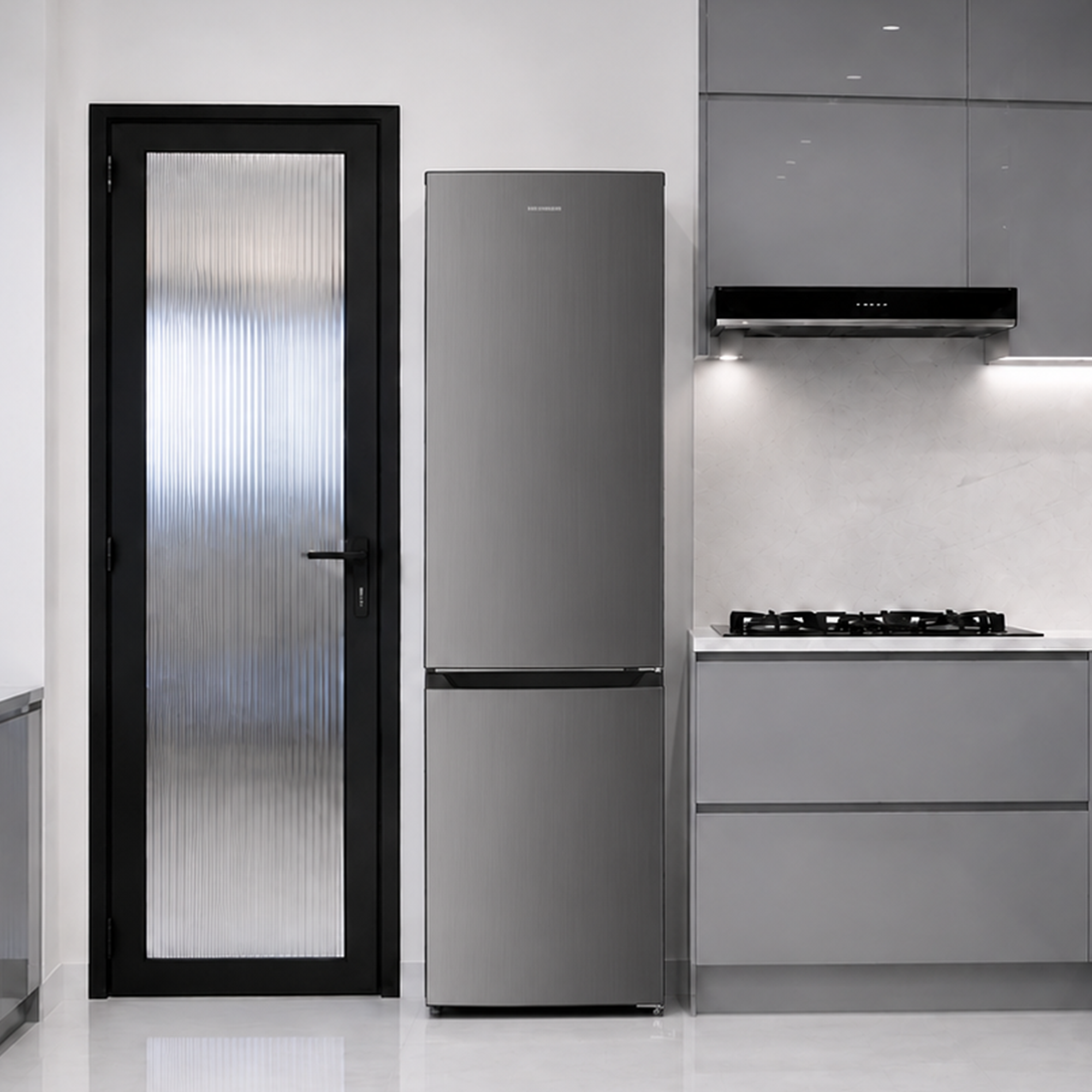 Een moderne grijze keuken met RVS koelkast, zwarte deur met geribbeld glas en gaskookplaat.