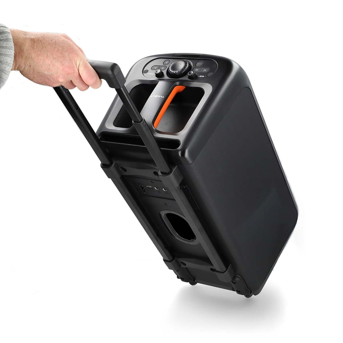 Eine Hand zieht einen schwarzen Trolley-Lautsprecher an einem ausziehbaren Griff auf weißem Hintergrund.