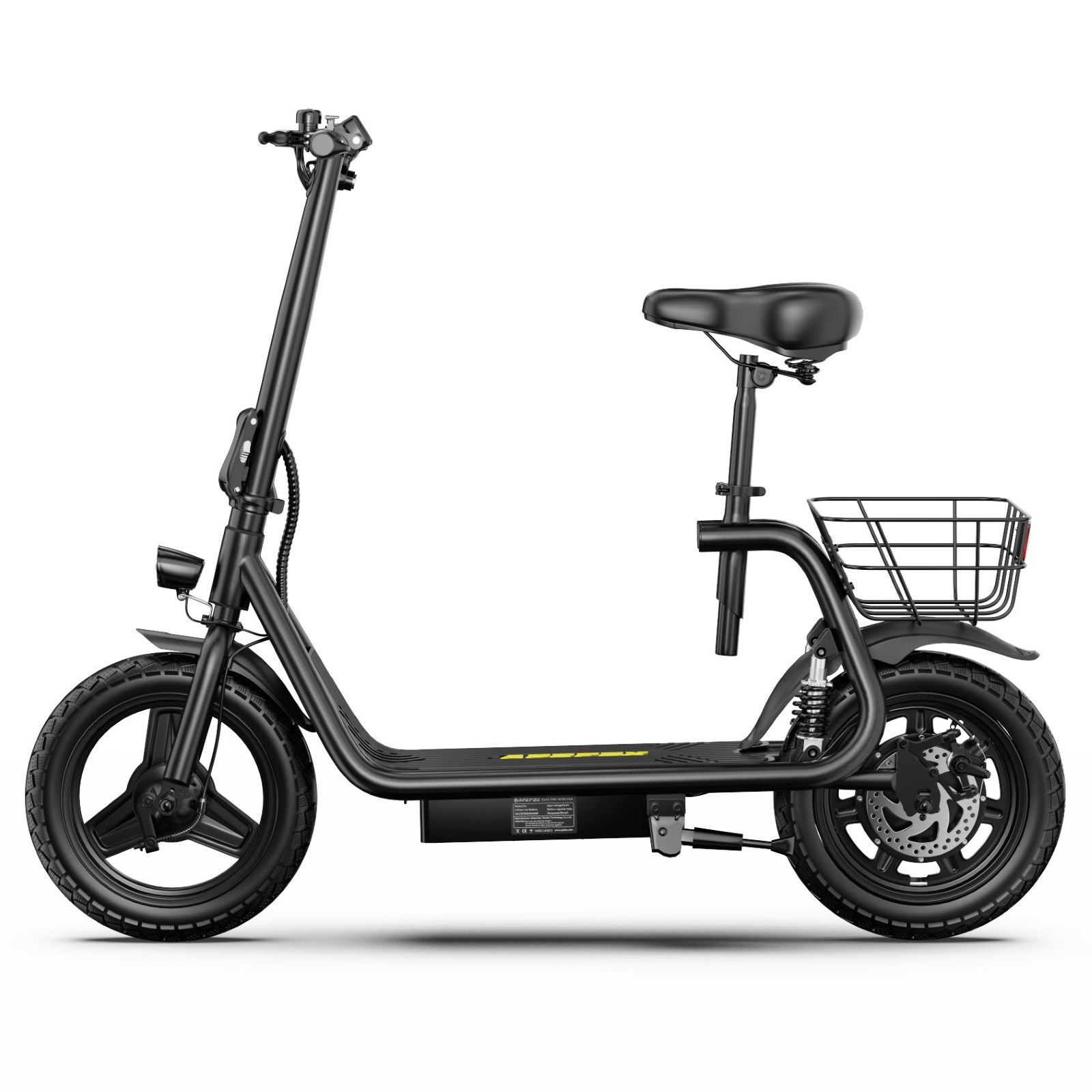 Un patinete eléctrico negro con asiento, cesta trasera y neumáticos con dibujo sobre fondo blanco.