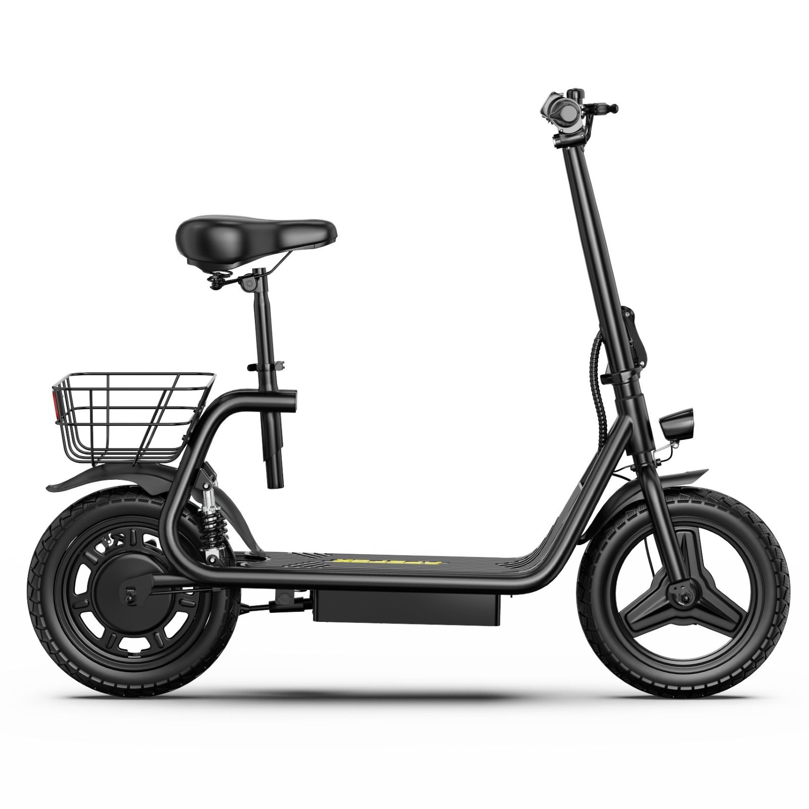 Un patinete eléctrico negro con asiento, cesta trasera y neumáticos con dibujo sobre fondo blanco.