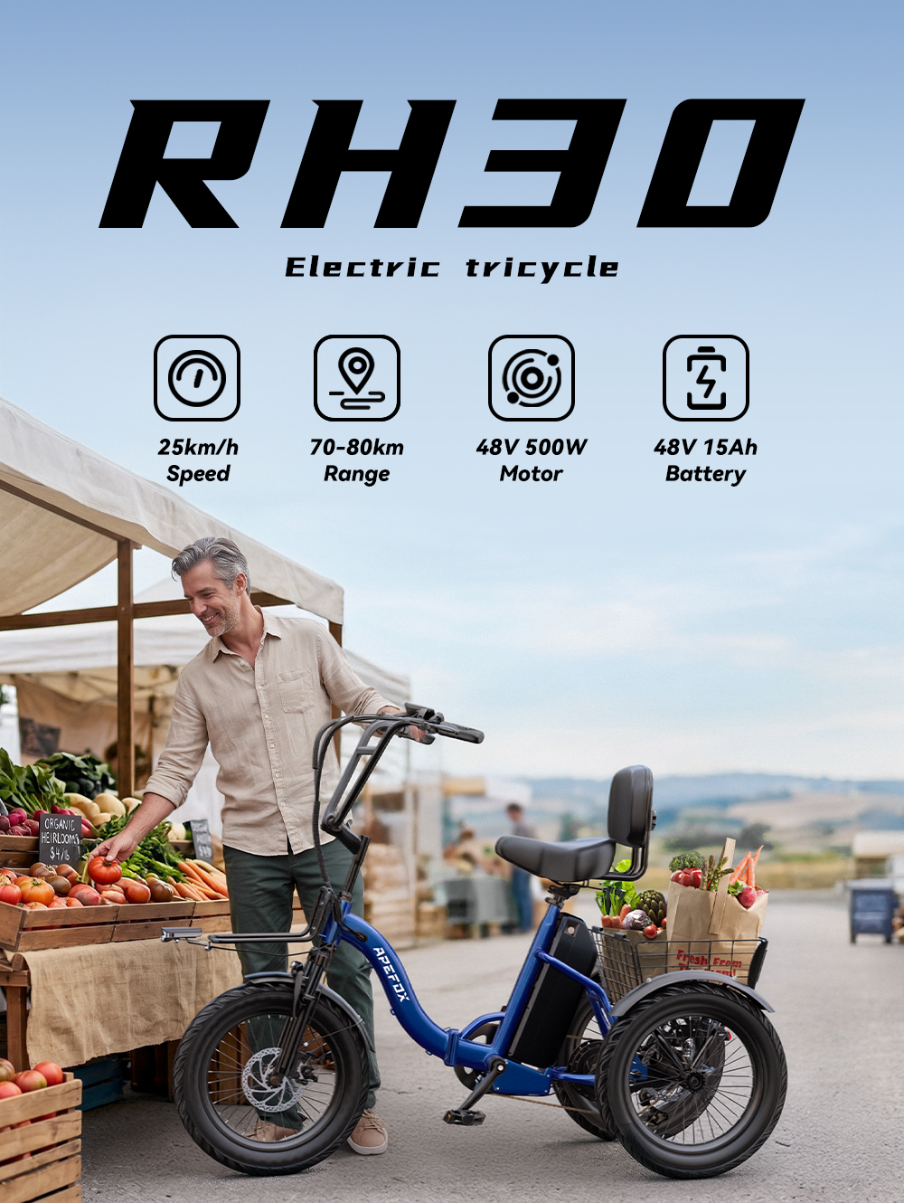 Un uomo compra pomodori al mercato vicino a un triciclo elettrico blu.