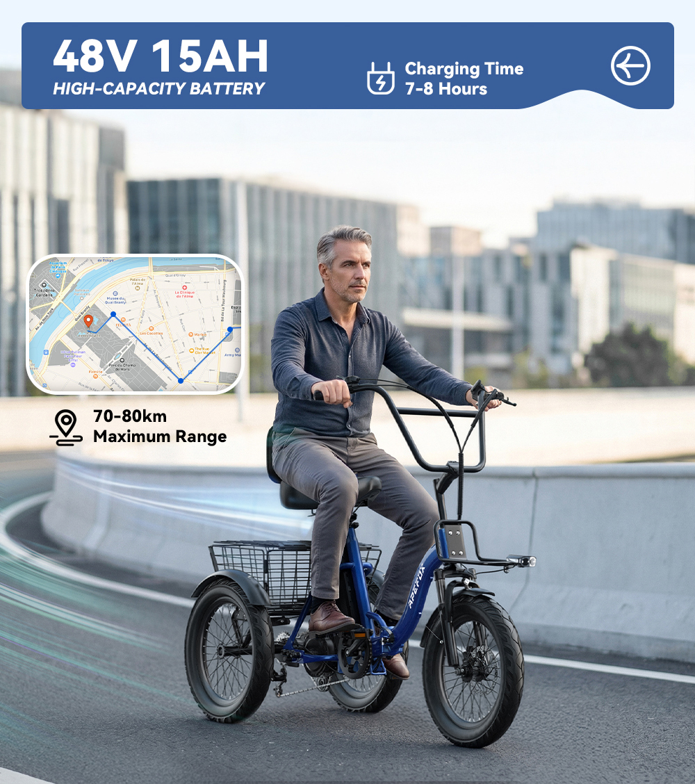Un uomo guida un triciclo elettrico blu su una strada con un moderno skyline cittadino sullo sfondo.