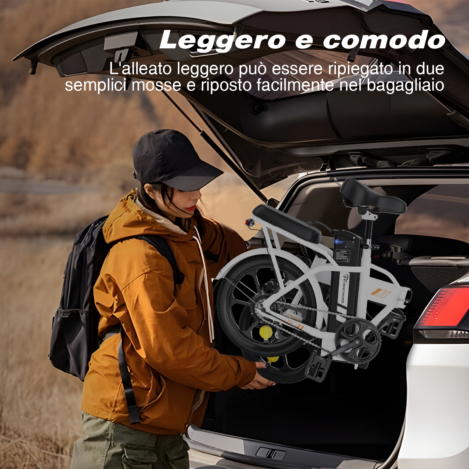 Una donna con una giacca arancione carica una e-bike pieghevole nel bagagliaio.