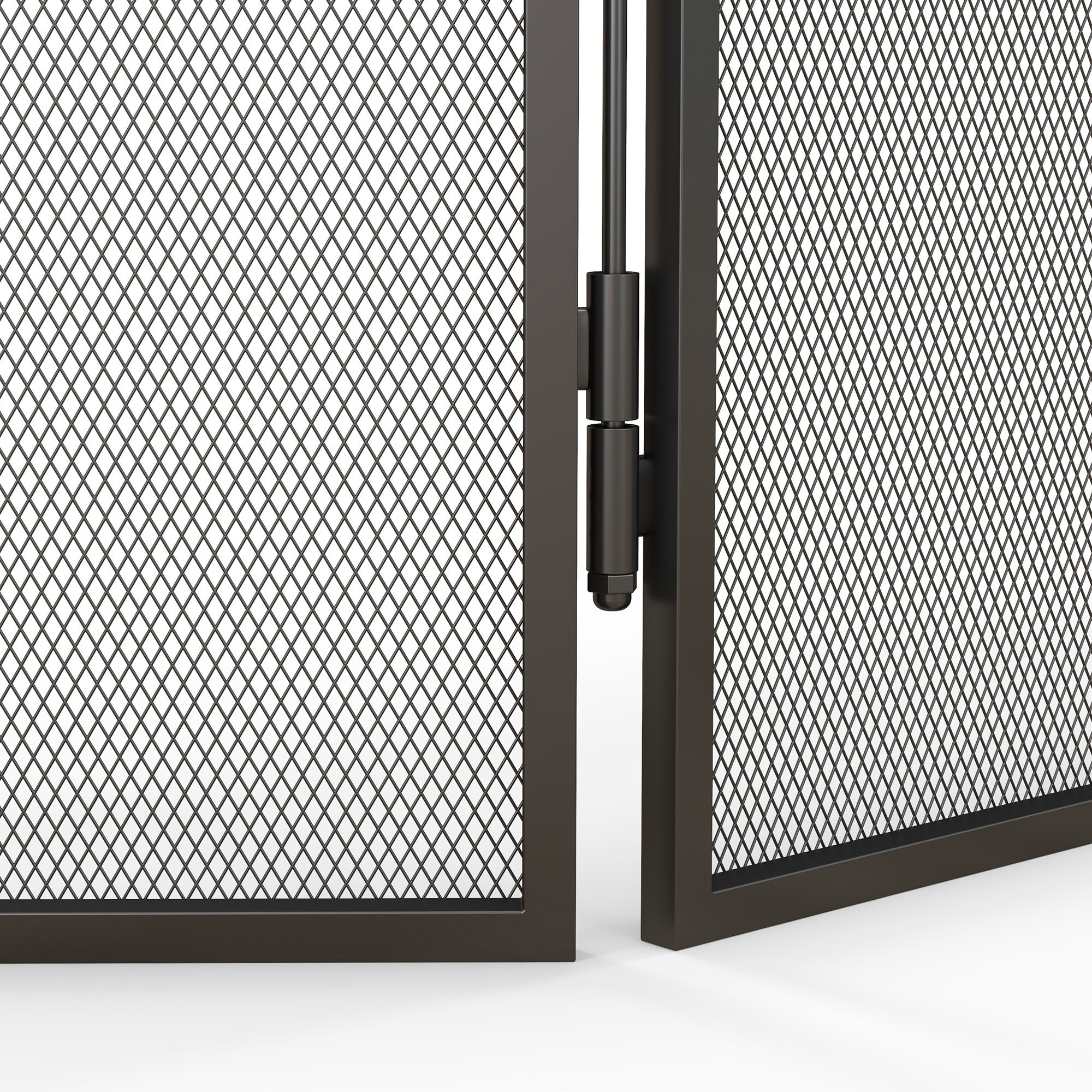 Puerta de metal negro con un fino patrón de rombos y bisagras visibles.