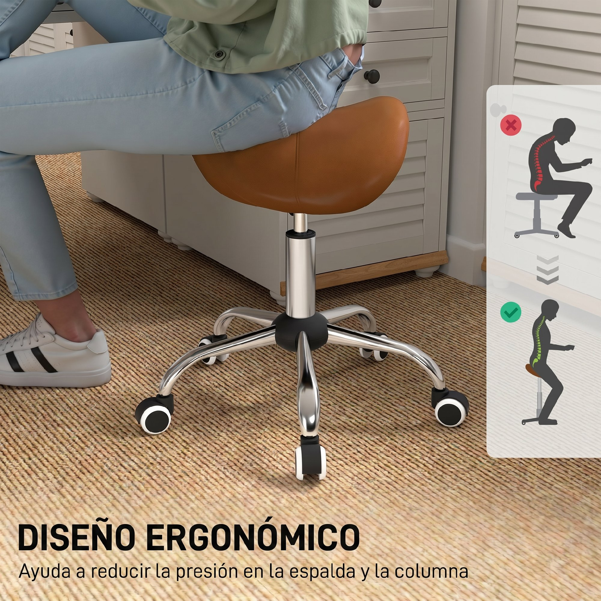 Persona sentado en un taburete de silla de montar marrón con ruedas. Un diagrama muestra la postura ergonómica.
