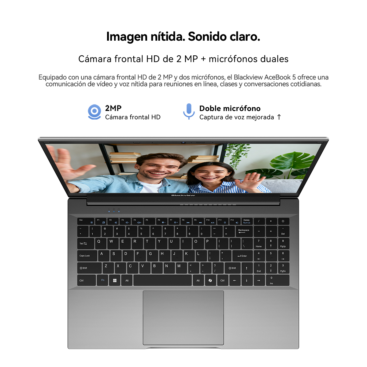 Un portátil gris muestra una videollamada en pantalla, destacando cámara y micrófonos.