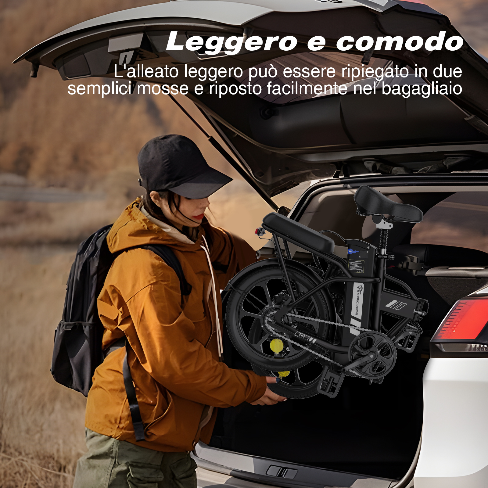 Una donna con giacca carica una bici elettrica piegata nel bagagliaio di un'auto.