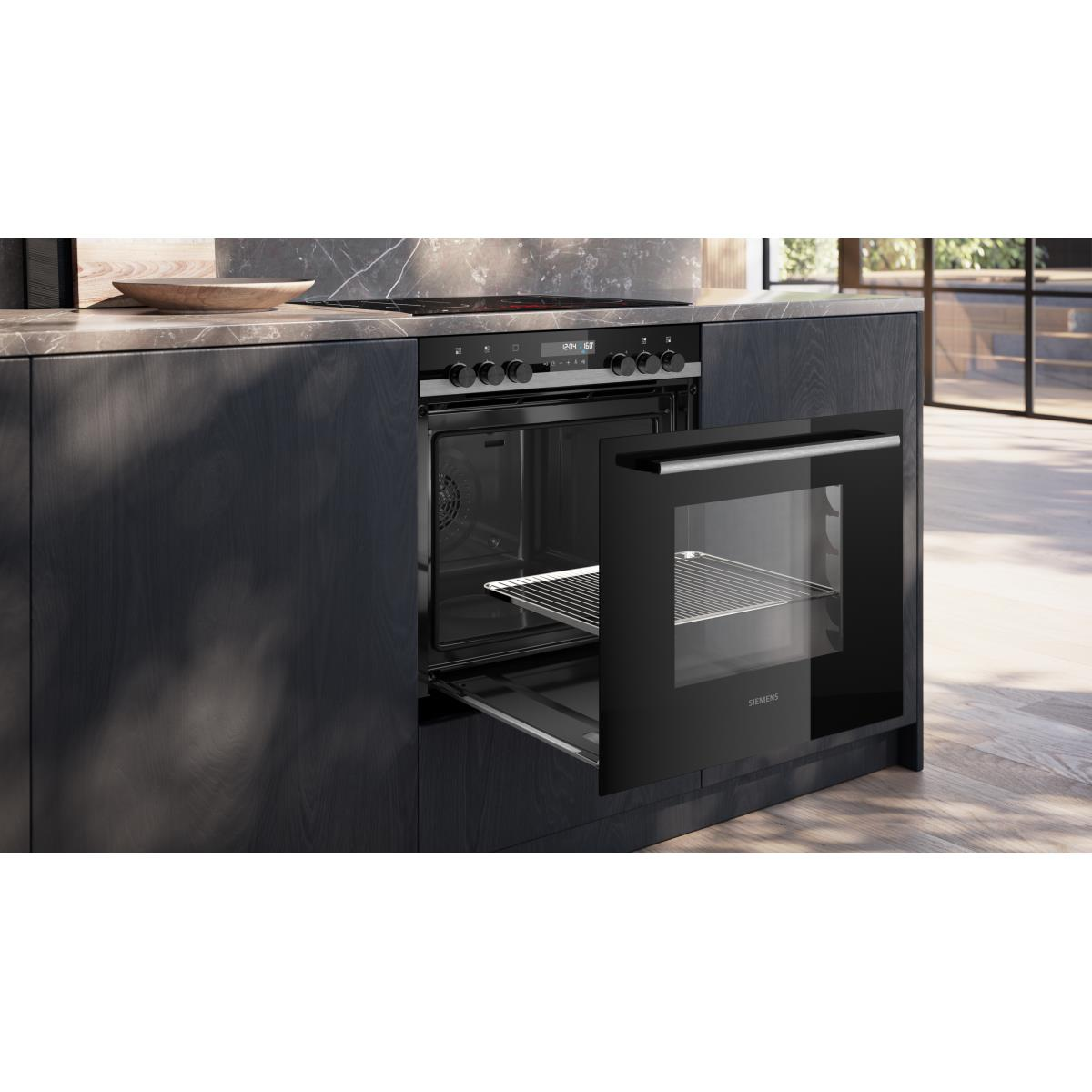 Moderne schwarze Einbaubackofen in dunkler Küche mit offener Tür und Grillrost.
