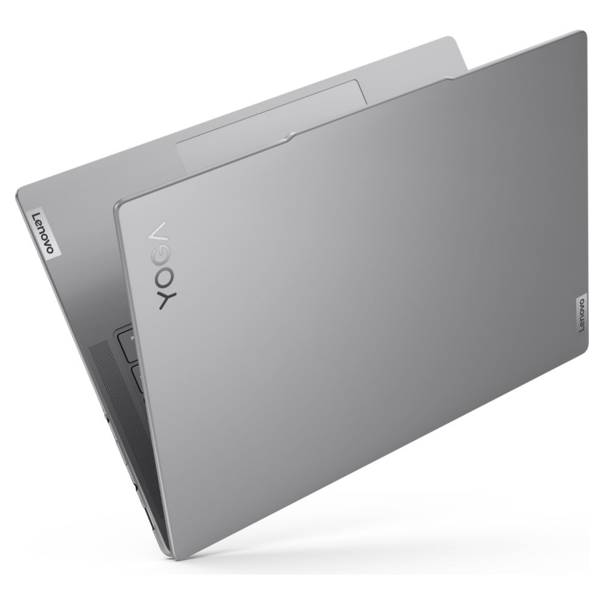 Beyaz arka planda yarı açık pozisyonda gösterilen gümüş renkli bir Lenovo Yoga dizüstü bilgisayar.