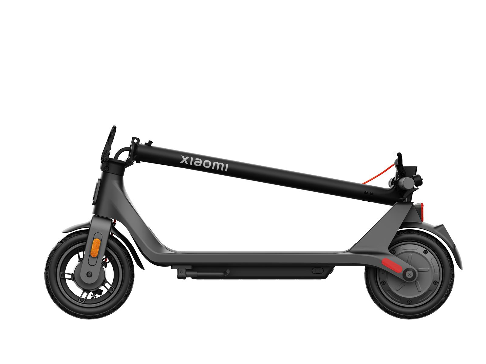 Ein schwarzer, zusammengeklappter Xiaomi E-Scooter steht seitlich vor weißem Hintergrund.
