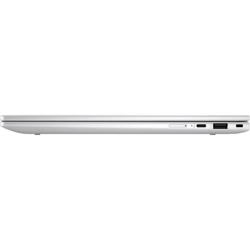 Beyaz arka planda USB-C ve USB bağlantı noktalarını gösteren gümüş renkli dizüstü bilgisayarın yandan görünümü.