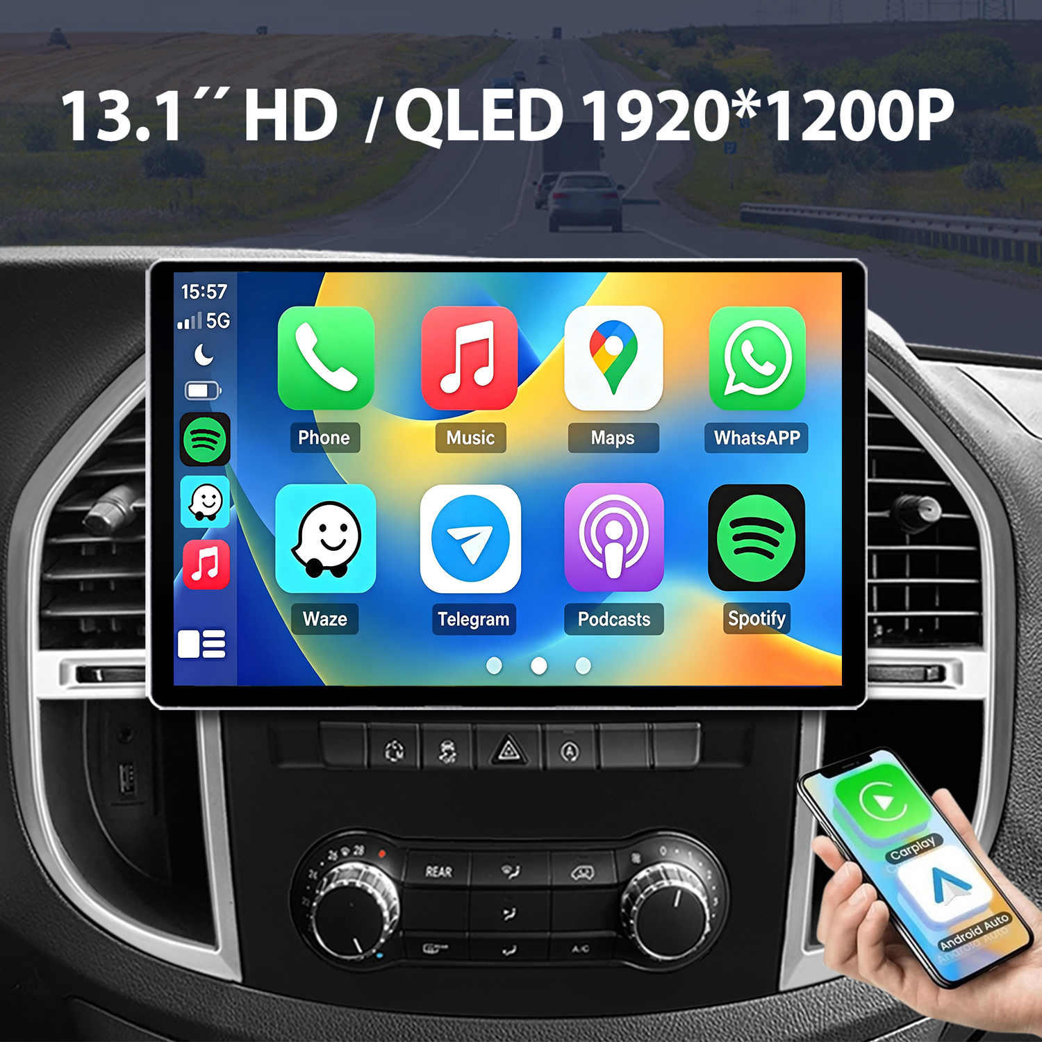 Autodash-Bildschirm mit App-Icons wie Telefon, Musik und Maps; eine Hand hält ein Smartphone mit Carplay.