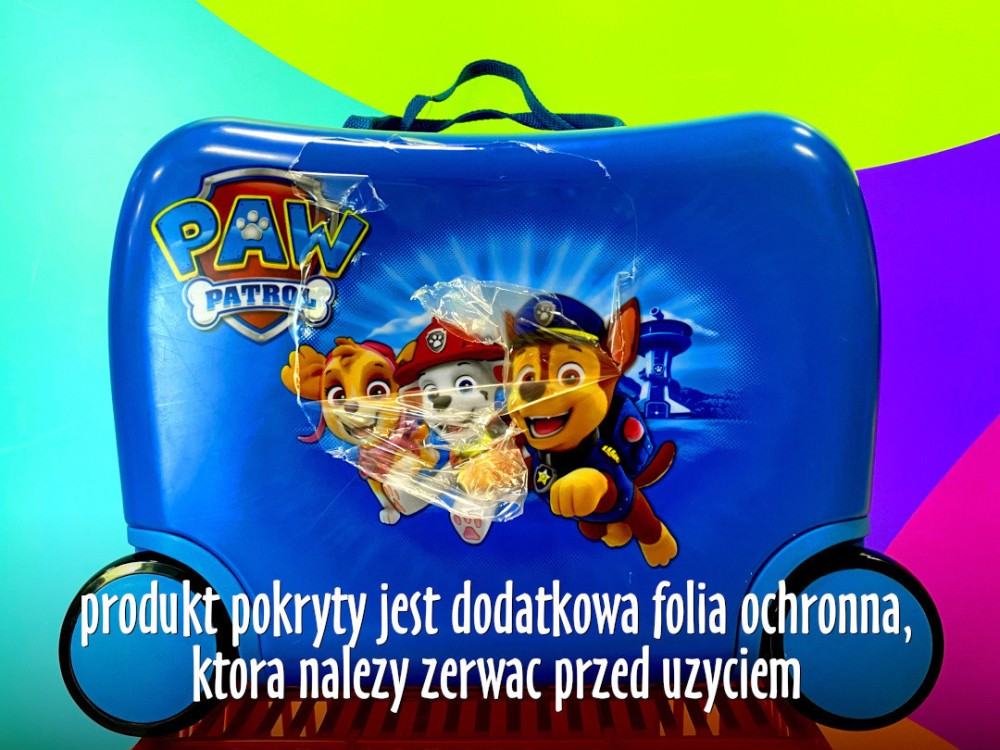 Niebieska walizka Psi Patrol z folią ochronną na kolorowym tle.