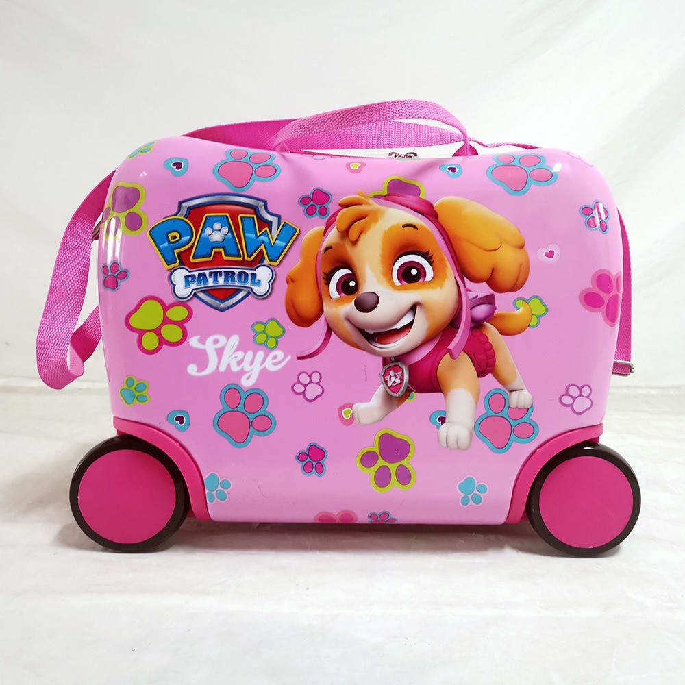 Różowa walizka dziecięca Paw Patrol Skye z różowymi kółkami i paskami na jasnym tle.