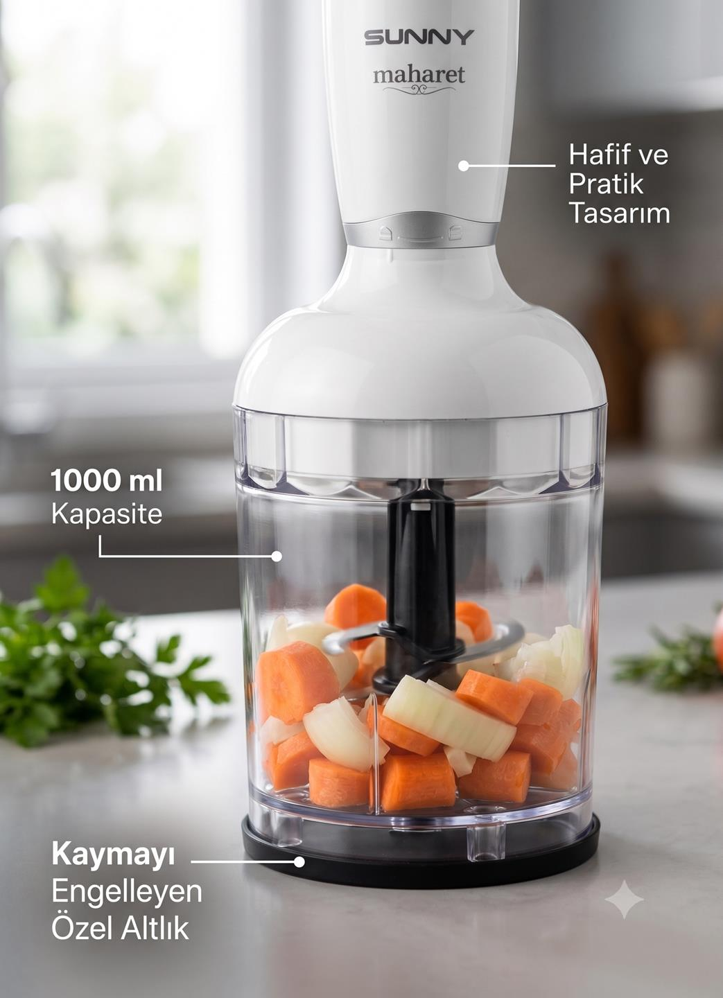 Haznesinde doğranmış havuç ve soğanlar olan, üzerinde özellik etiketleri bulunan beyaz Sunny Maharet el blenderı.