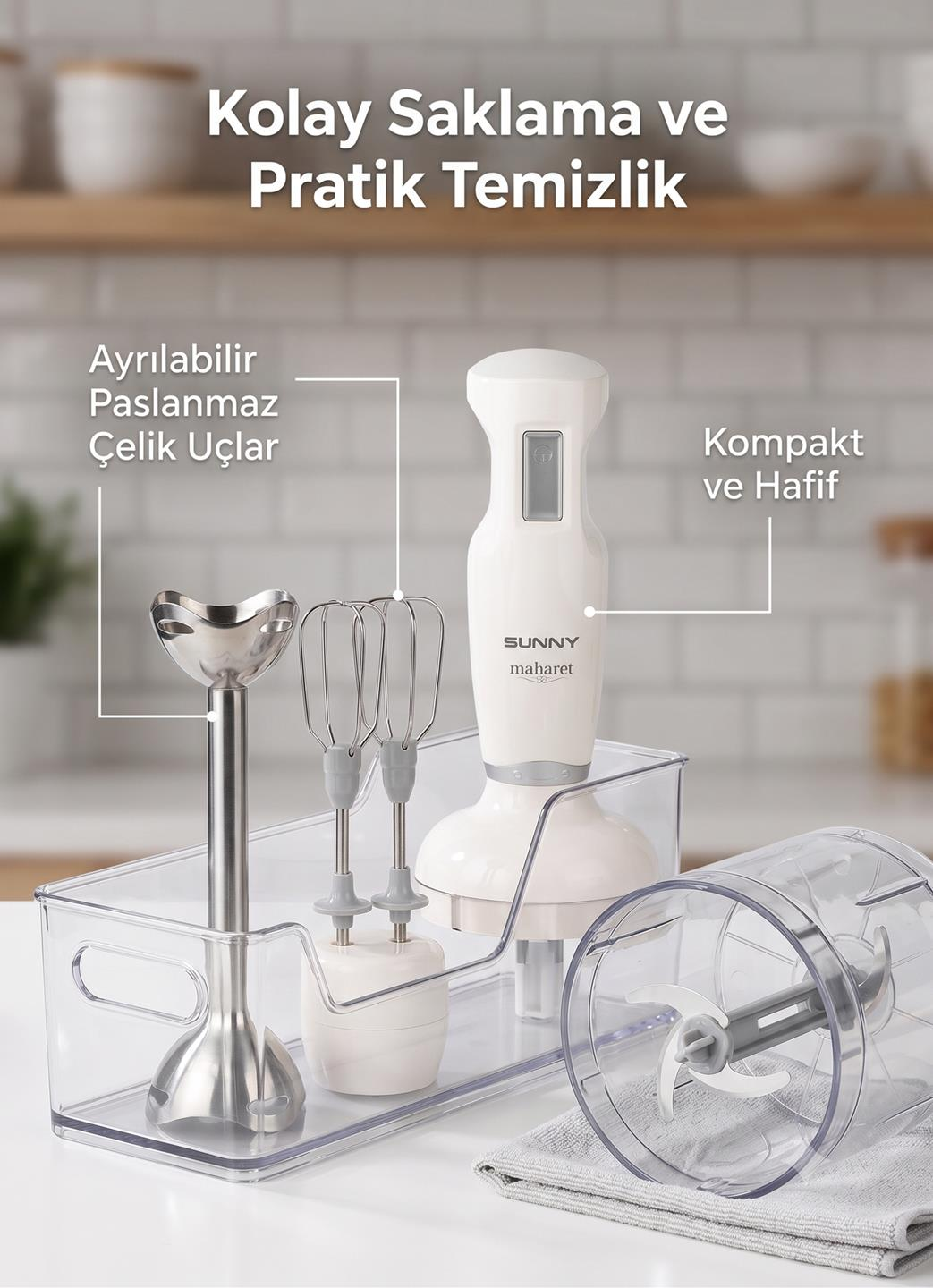 Mutfak tezgahında çelik uçlu beyaz el blenderı ve şeffaf saklama kabı.