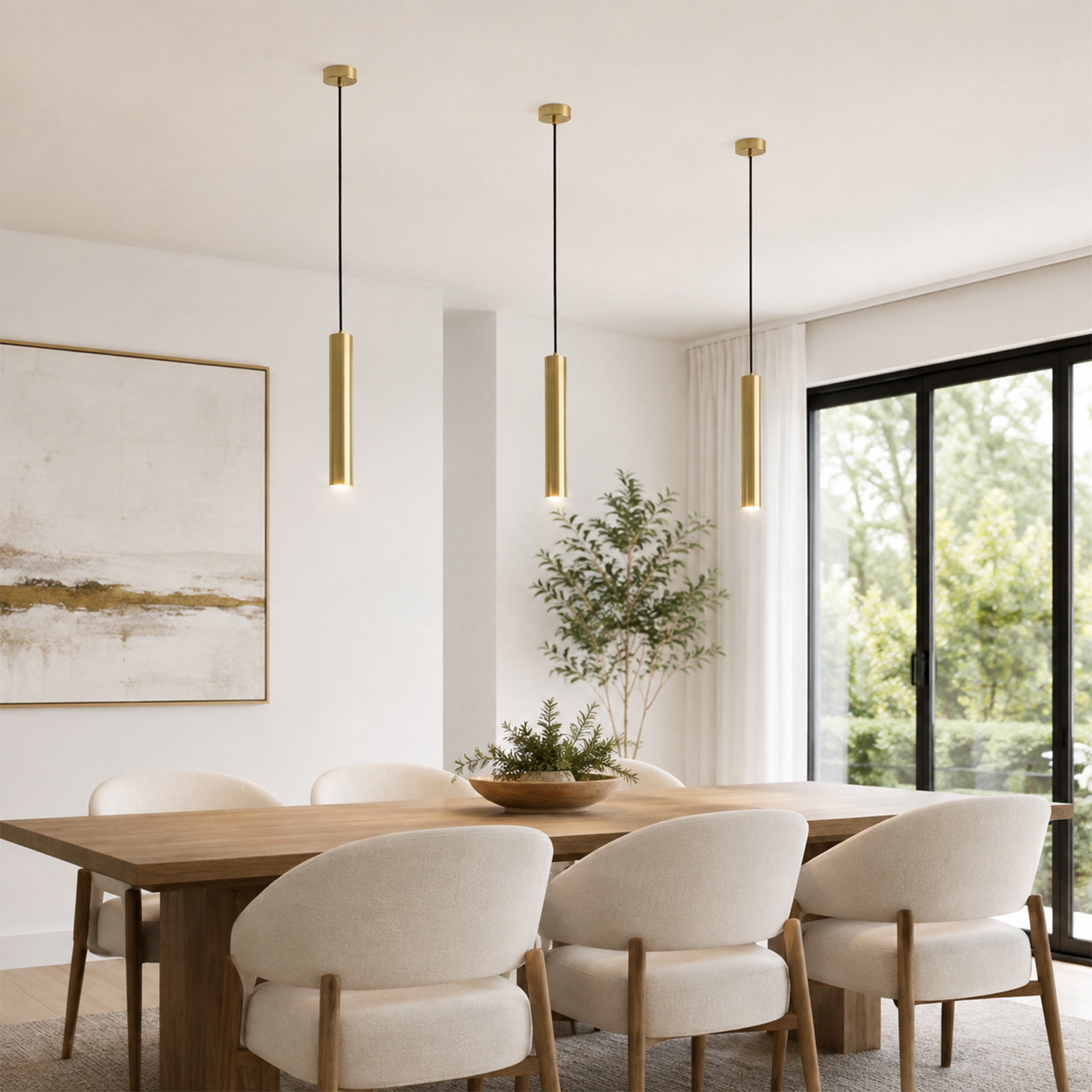 Comedor moderno con mesa de madera, sillas blancas, tres lámparas colgantes doradas y grandes ventanales con jardín.