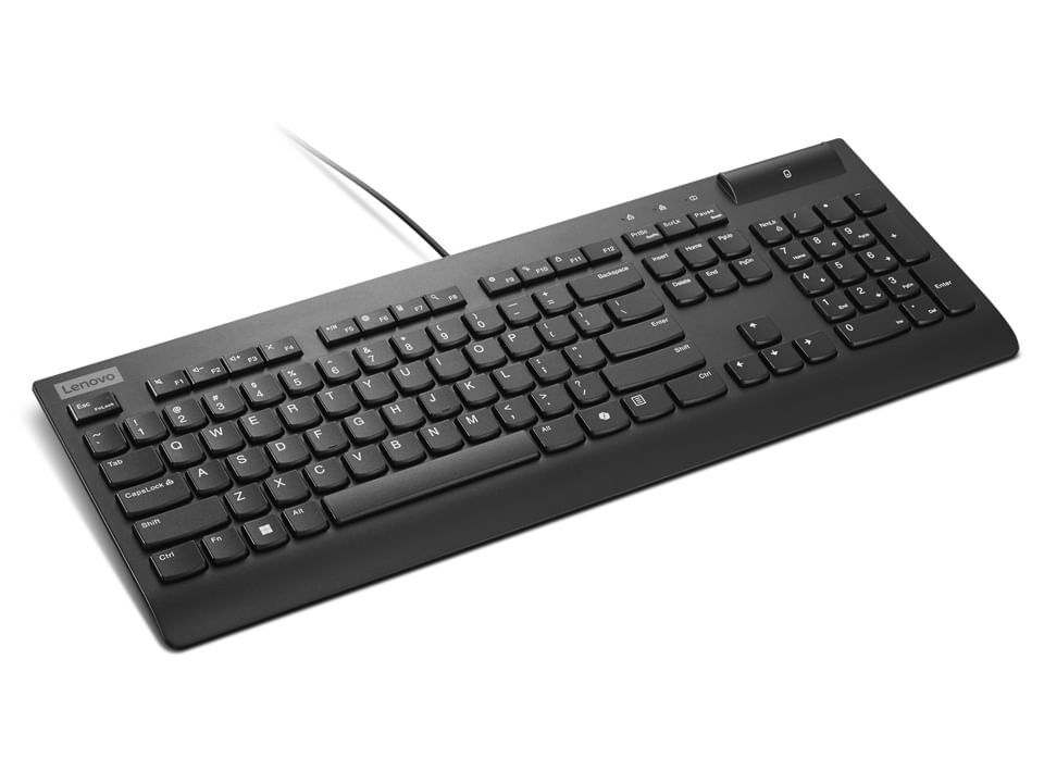 Un teclado de ordenador negro con cable Lenovo sobre fondo blanco, en ángulo.