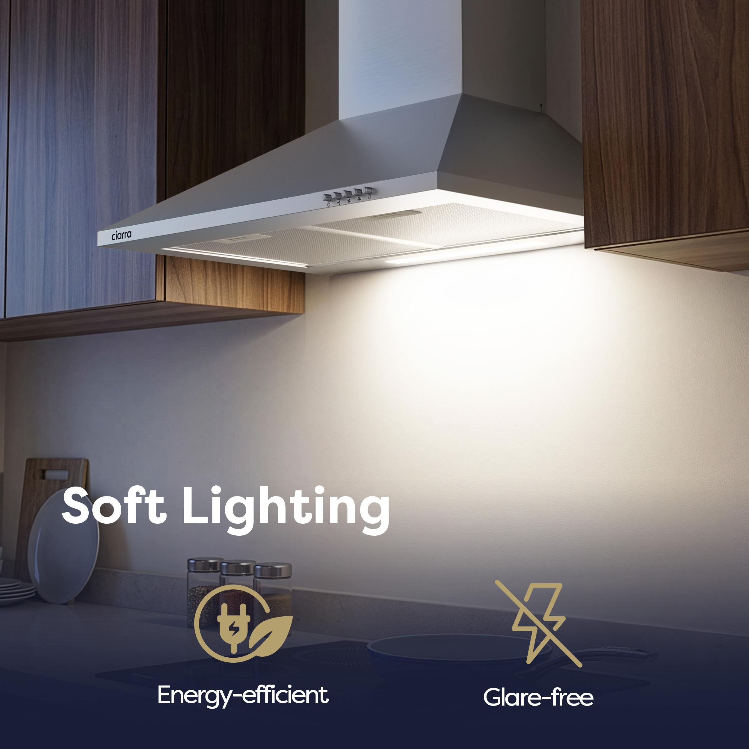 Una cappa aspirante argentata in cucina con mobili in legno e testo su illuminazione soffusa ed efficienza energetica.