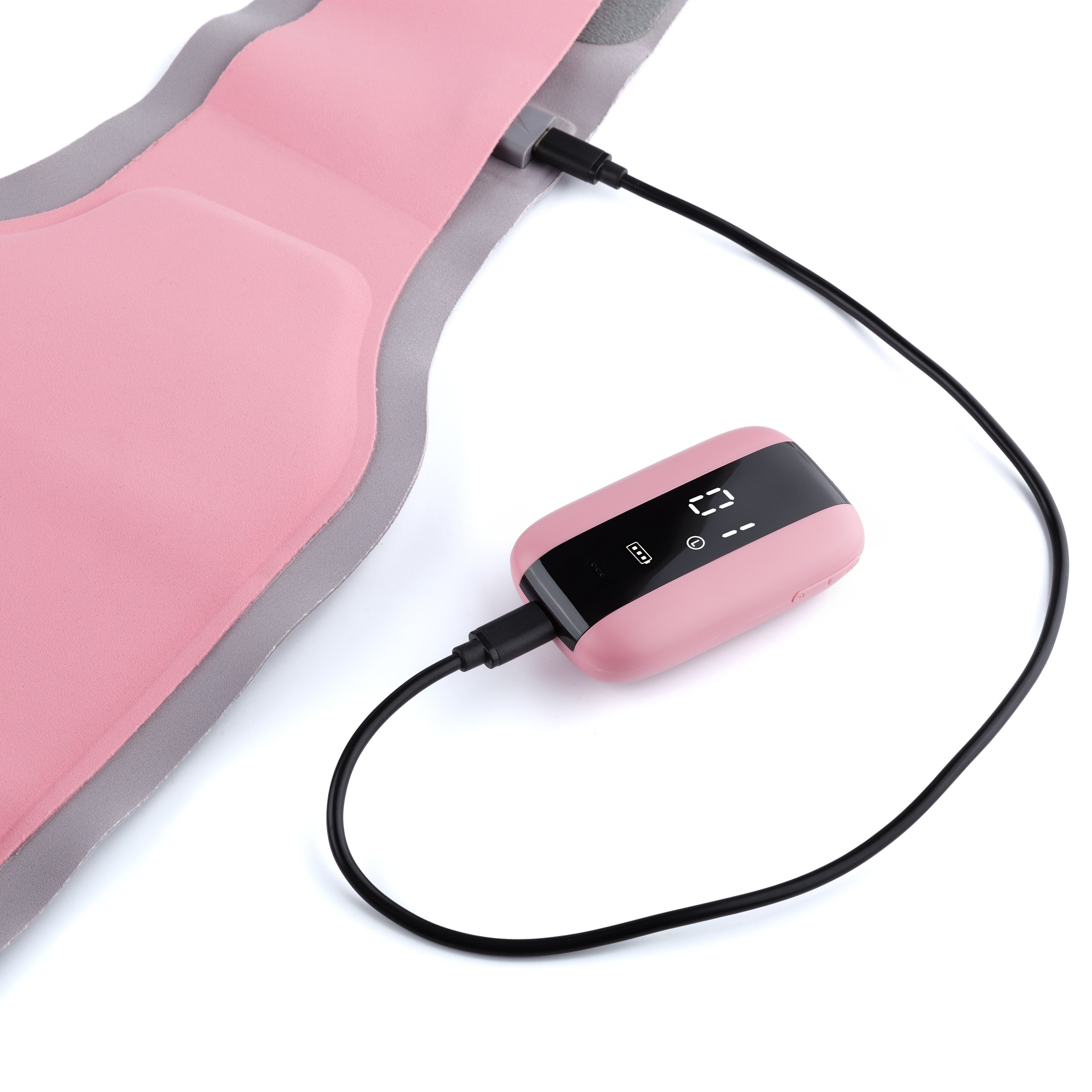 Un cinturón rosa y gris con pantalla digital está conectado mediante un cable negro a una batería externa rosa.