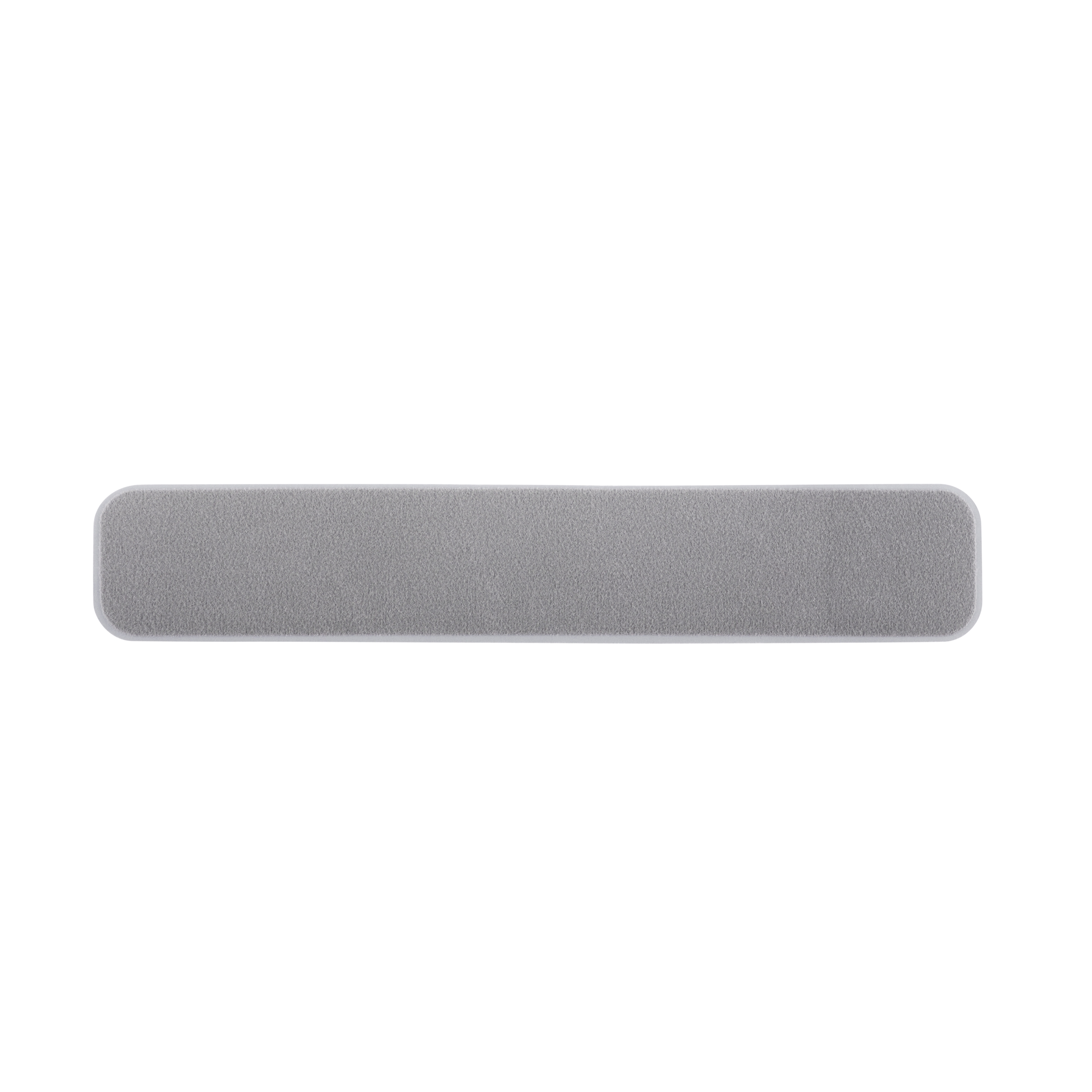 Un peldaño de escalera gris rectangular con esquinas redondeadas y superficie de alfombra suave sobre fondo blanco.
