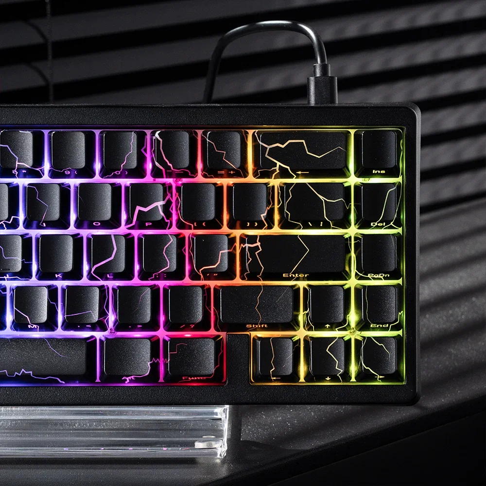 Çatlak desenli tuş kapaklarından parlayan canlı RGB aydınlatmalı siyah mekanik klavye.