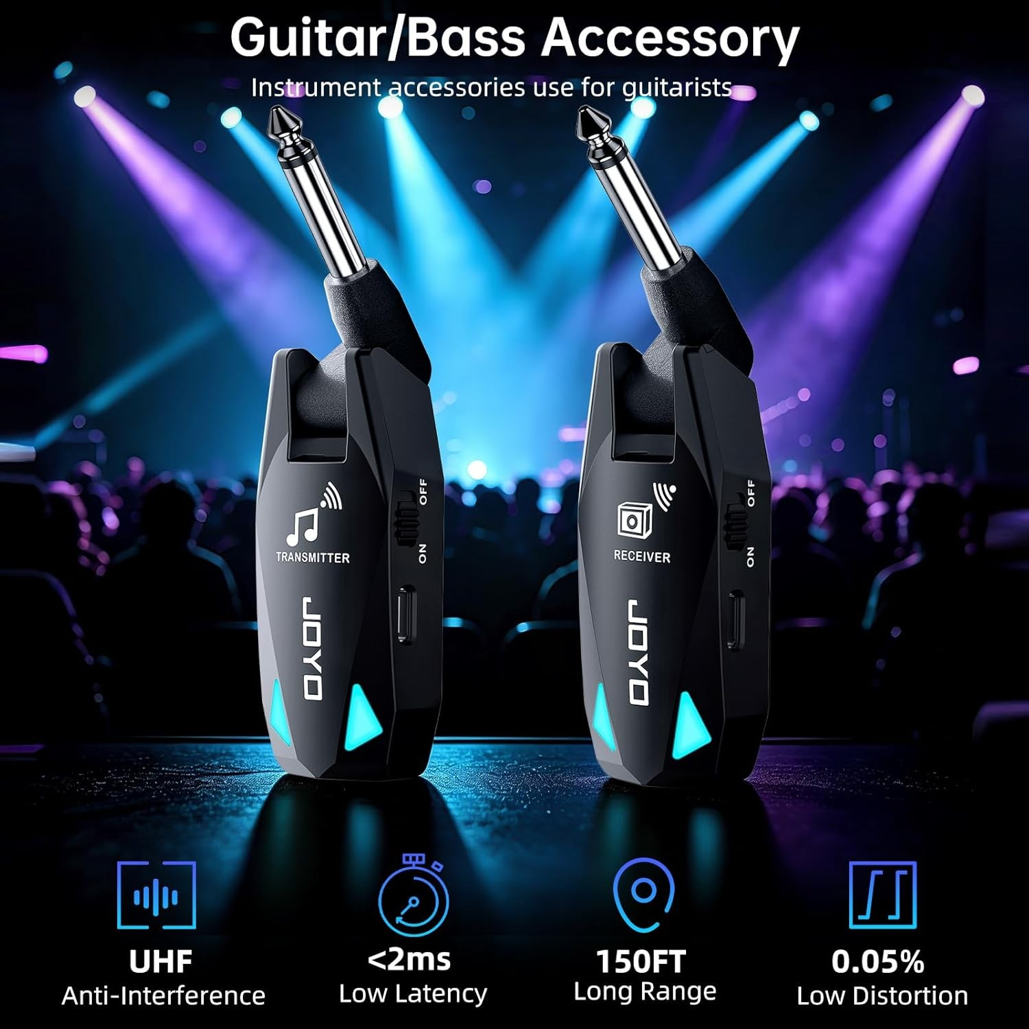 Konser sahnte önünde mavi detaylı iki siyah Joyo kablosuz gitar verici ve alıcısı.