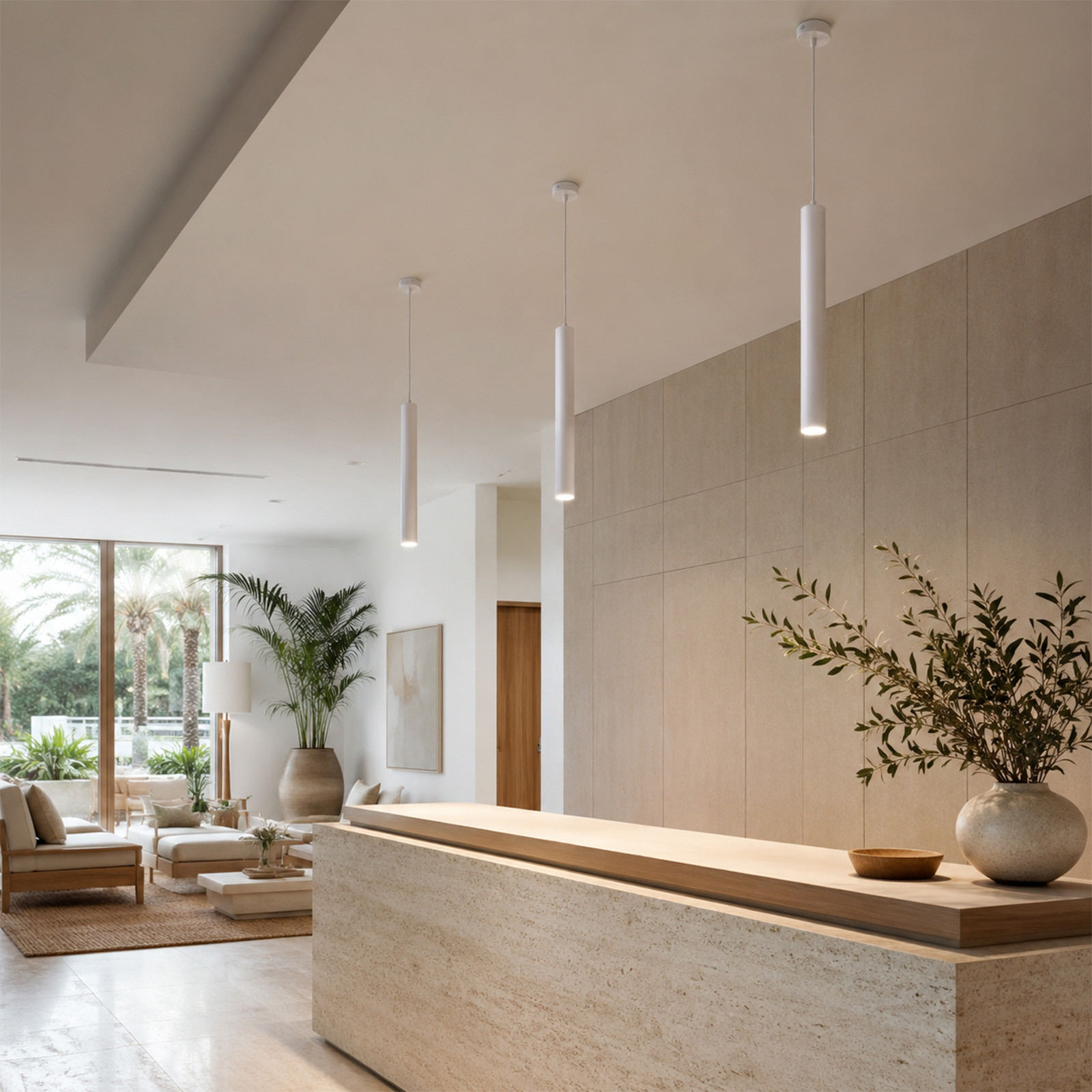 Recepción moderna con pared de piedra clara, lámparas colgantes, jarrones y vista a una zona de estar con plantas.