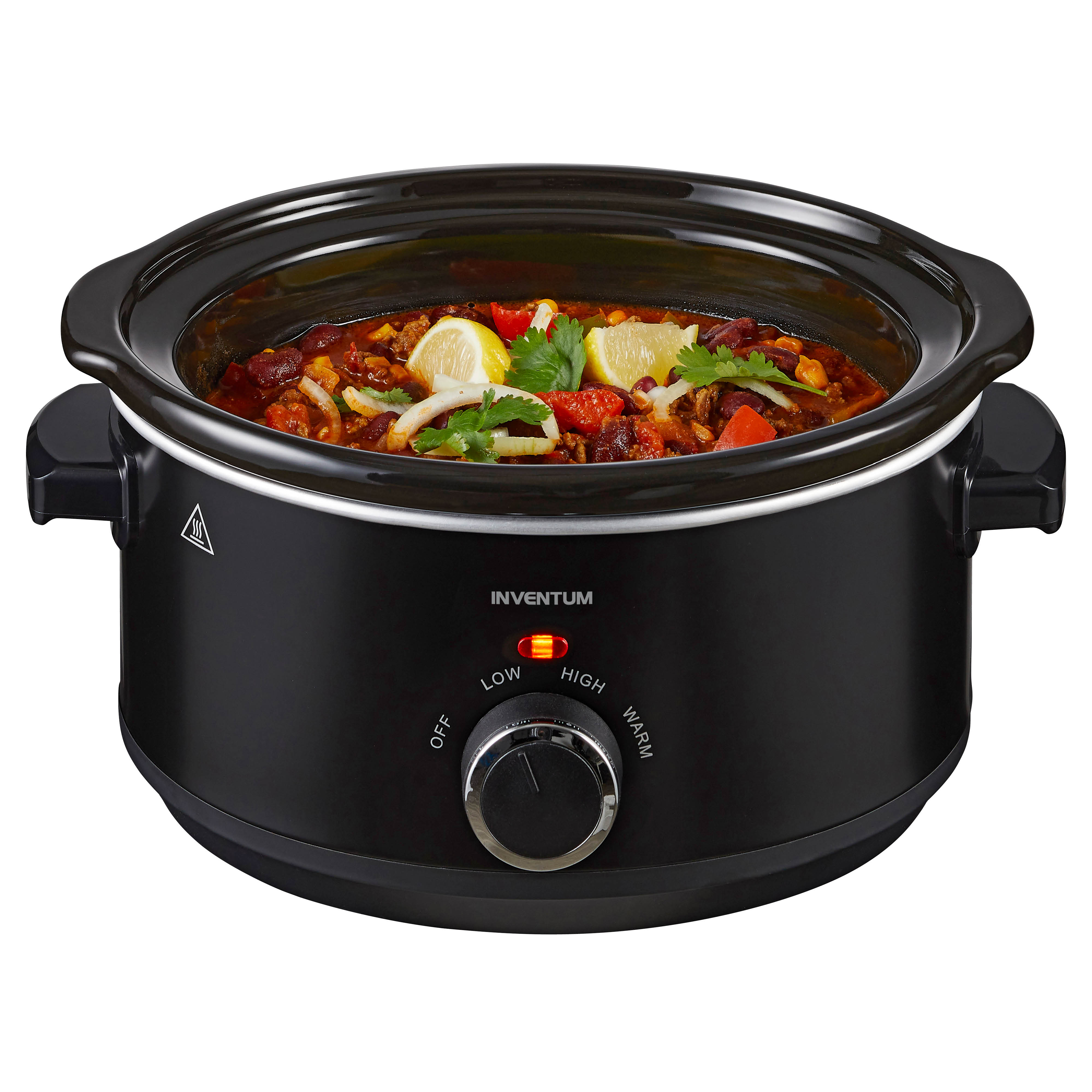Une mijoteuse noire remplie de chili, garnie de citron, d'oignons et de persil, avec un voyant rouge allumé.