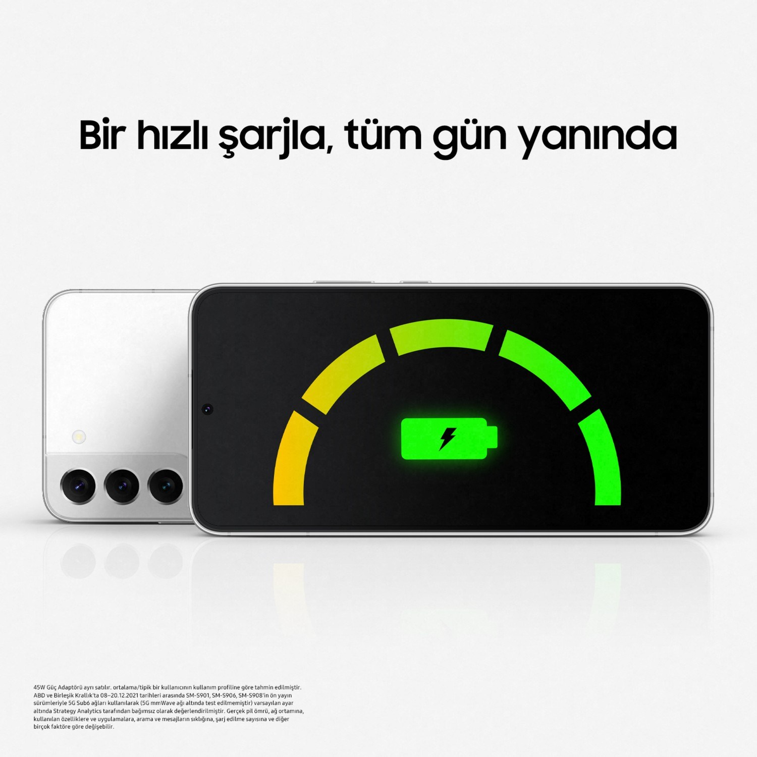 Bir akıllı telefon ekranında yeşil şarj göstergesi ve şimşek simgesi var. Arka planda metin ve beyaz telefon.