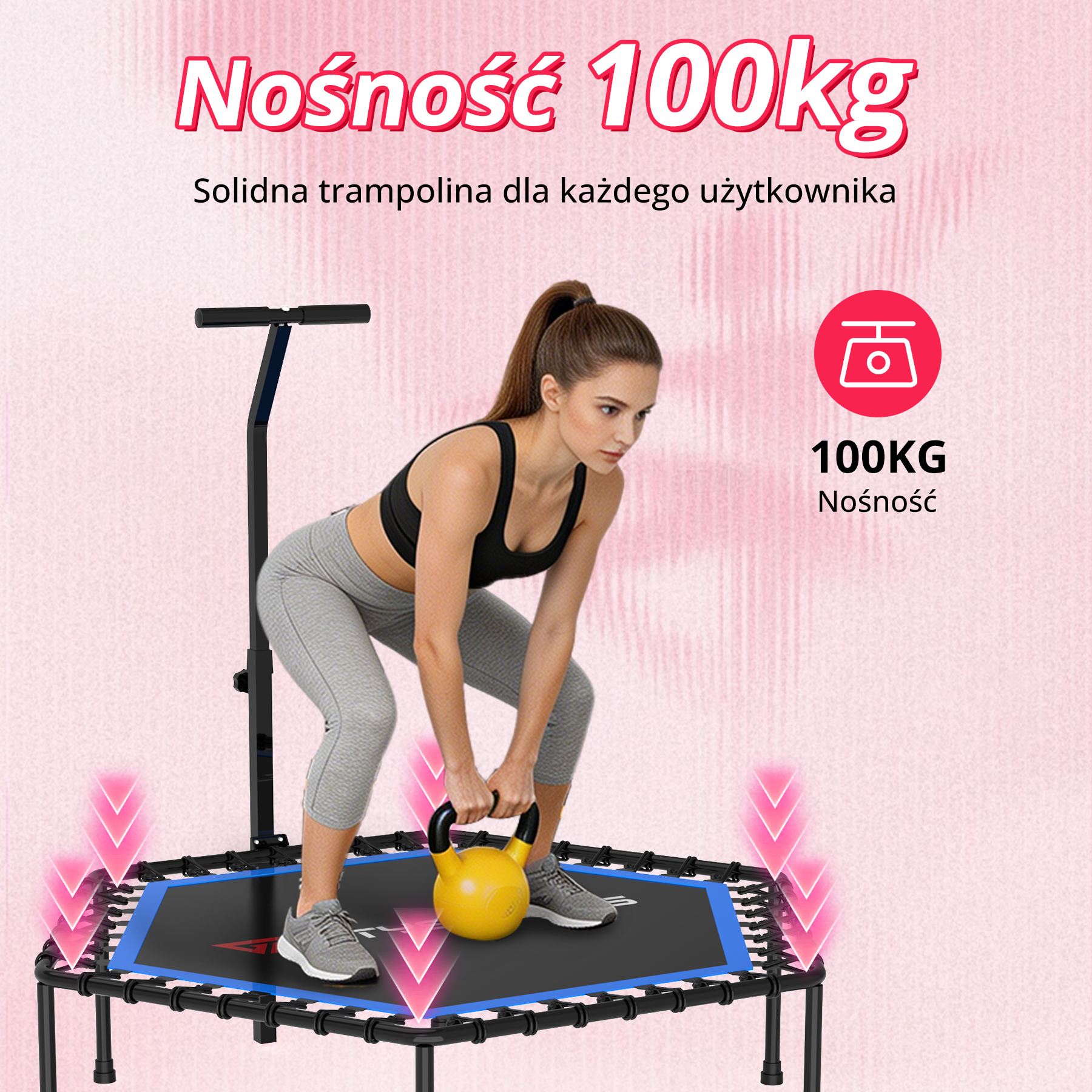 Kobieta w stroju sportowym podnosi żółty kettlebell na trampolinie.