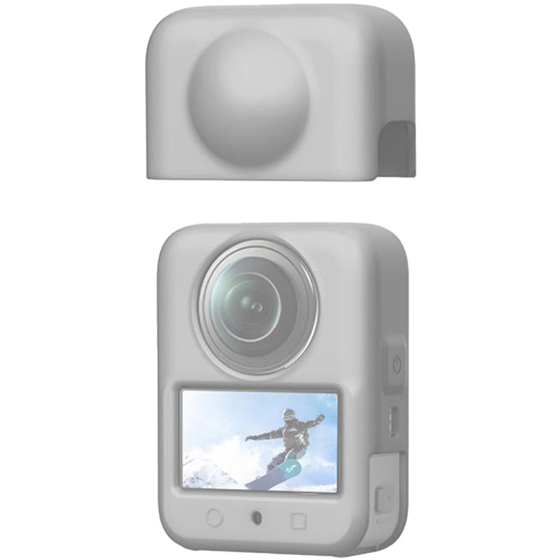 Una action camera grigia all'interno di una custodia protettiva con copriobiettivo su sfondo bianco.