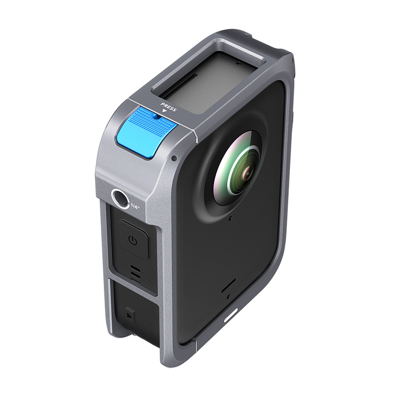Custodia protettiva grigia per fotocamera con un pulsante blu, apertura per obiettivo e tasti laterali.