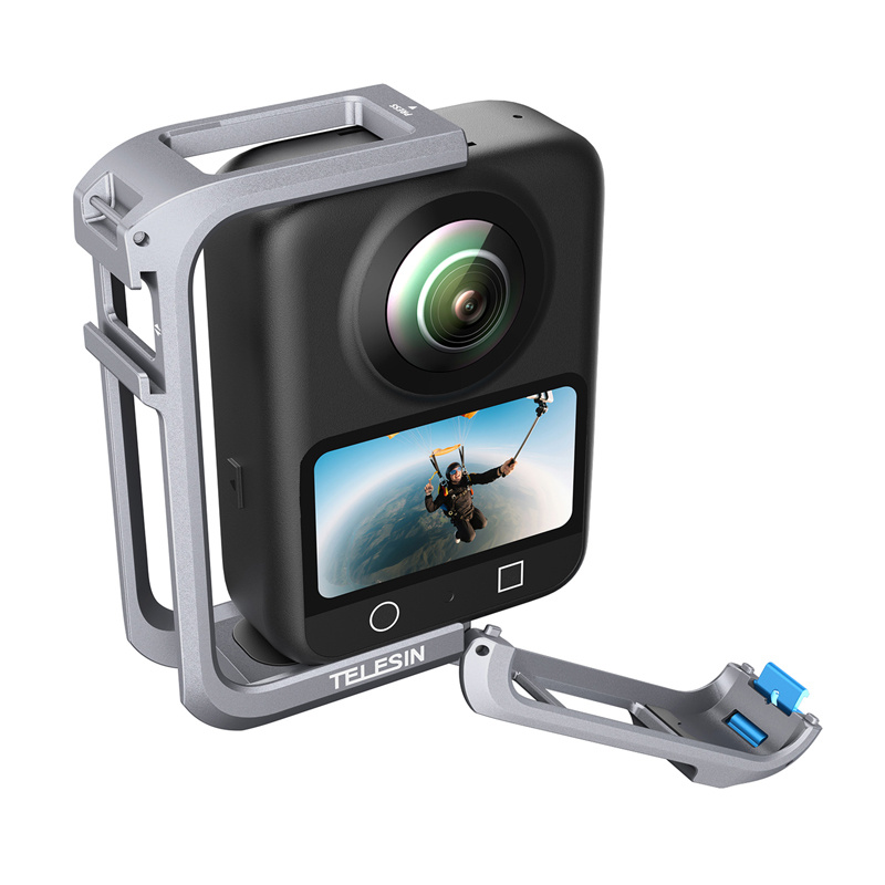 Action camera nera con obiettivo grandangolare in una cornice protettiva in metallo grigio argento.