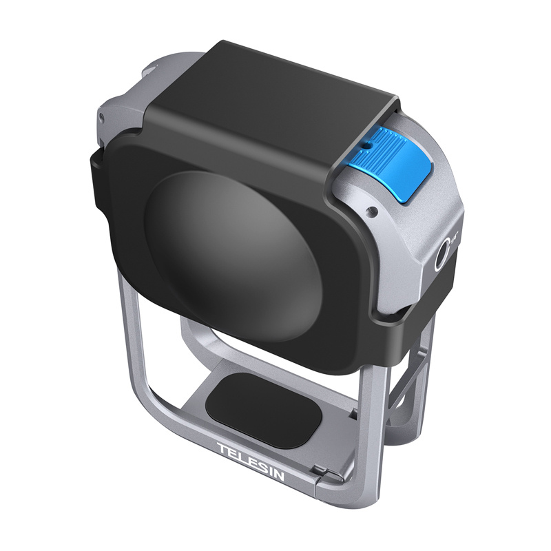 Un supporto magnetico Telesin grigio e nero con chiusura blu su sfondo bianco.