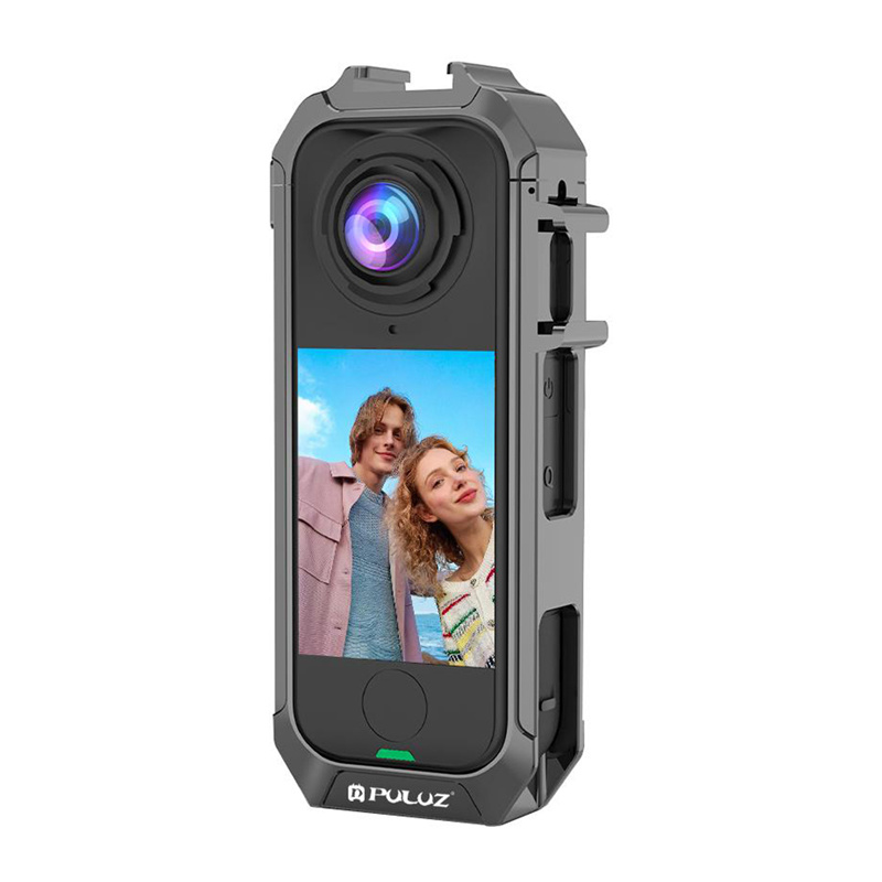 Una action camera grigia in custodia protettiva con obiettivo in alto e l'immagine di una coppia sullo schermo.