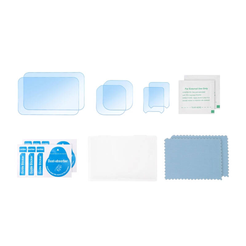 Kit protezione schermo con pellicole blu, salviette umidificate, panno in microfibra e adesivi.