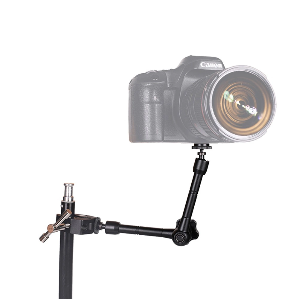 Una fotocamera Canon montata su un braccio articolato regolabile fissato a un cavalletto.