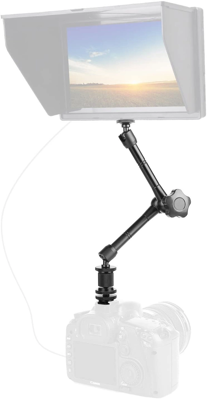 Un braccio magico nero collega una fotocamera reflex a un monitor con paraluce.