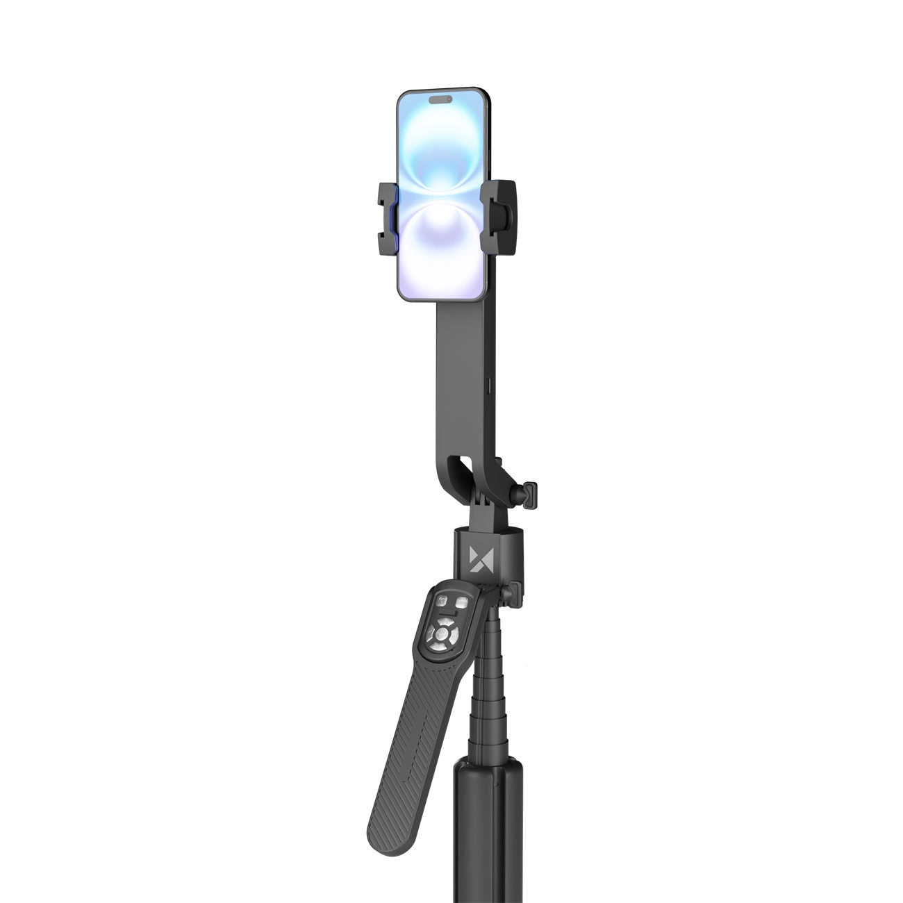 Un selfie stick nero che regge uno smartphone su sfondo bianco, con telecomando integrato.