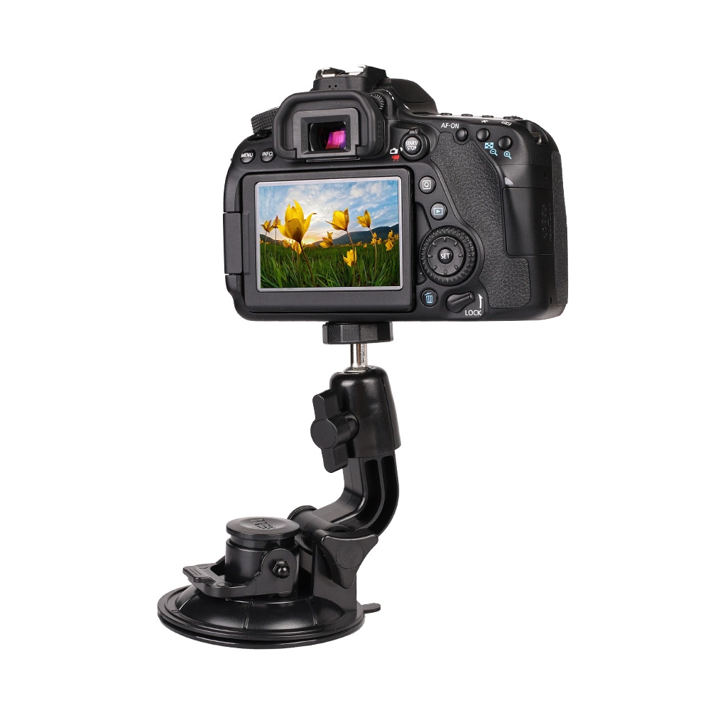 Una fotocamera reflex nera montata su supporto a ventosa regolabile su sfondo bianco.