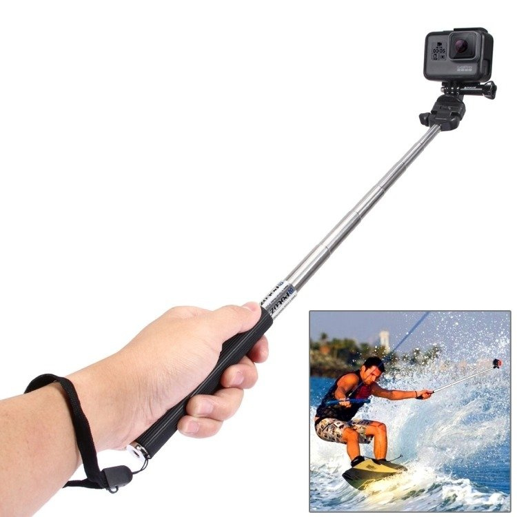 Una mano tiene un selfie stick con action cam; l'inserto mostra un surfista.