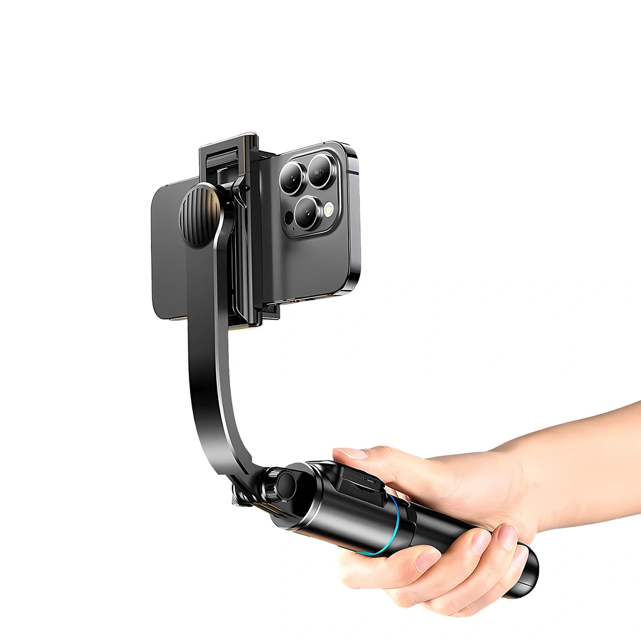 Una mano tiene un gimbal nero per smartphone con un telefono montato su sfondo bianco.