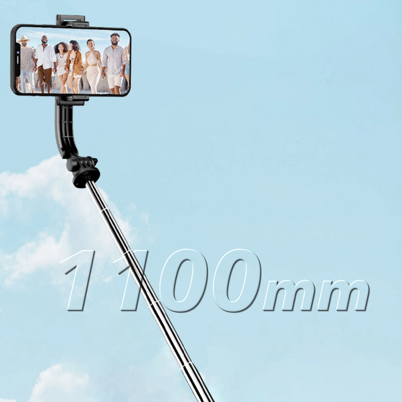 Un selfie stick con uno smartphone che mostra un gruppo in spiaggia, su un cielo azzurro con testo.