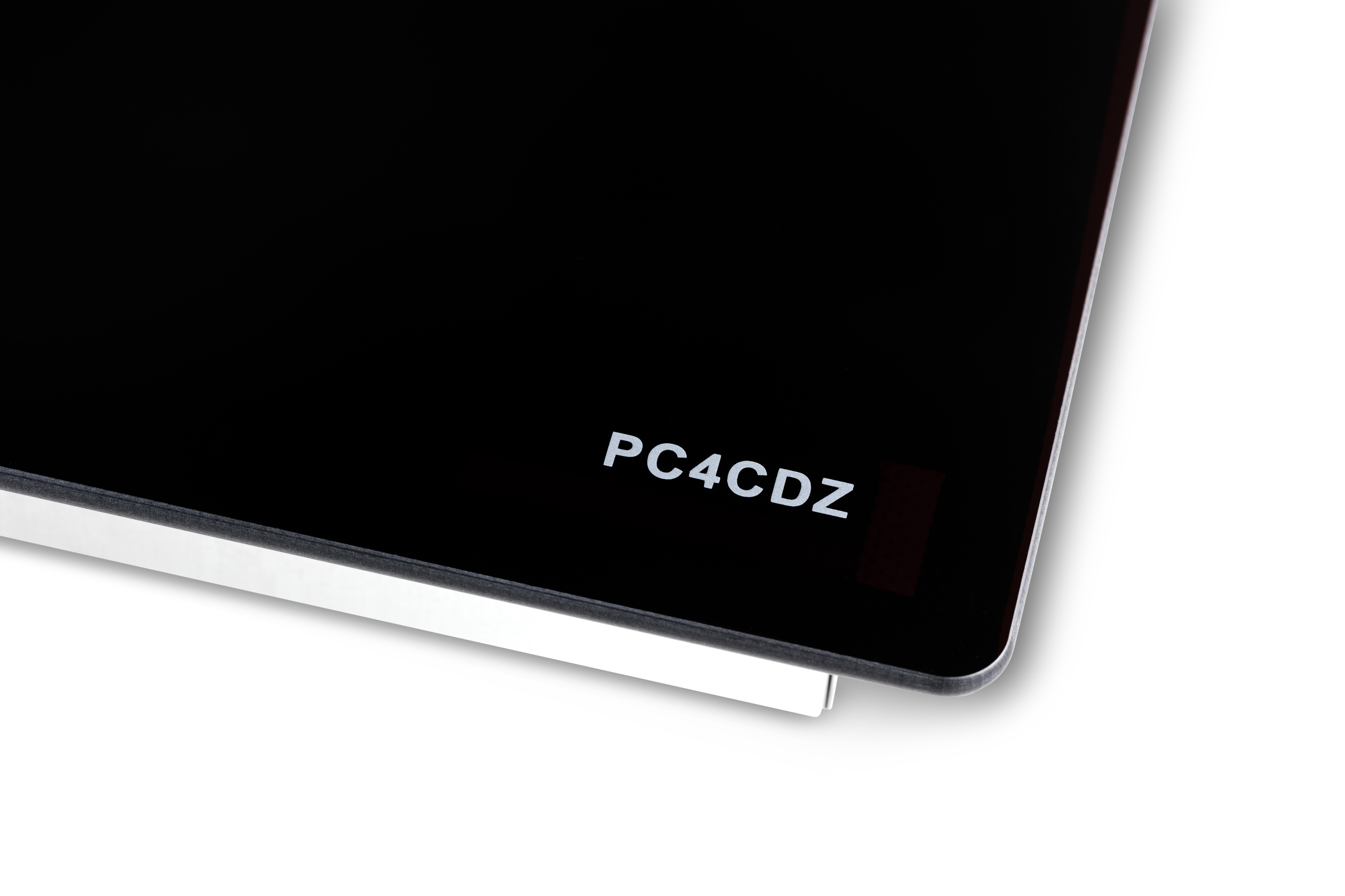 Primo piano di una superficie in vetro nero con testo bianco PC4CDZ nell'angolo su sfondo bianco.