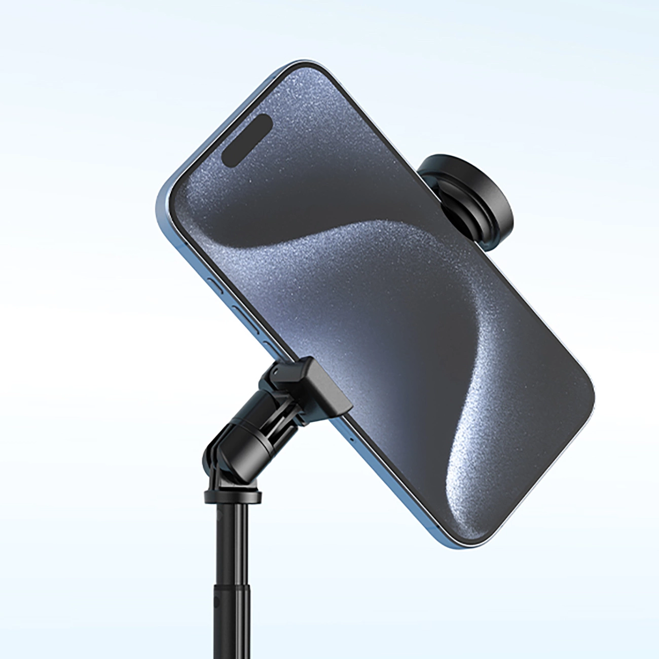 Uno smartphone è montato su un supporto per treppiede nero su sfondo chiaro.
