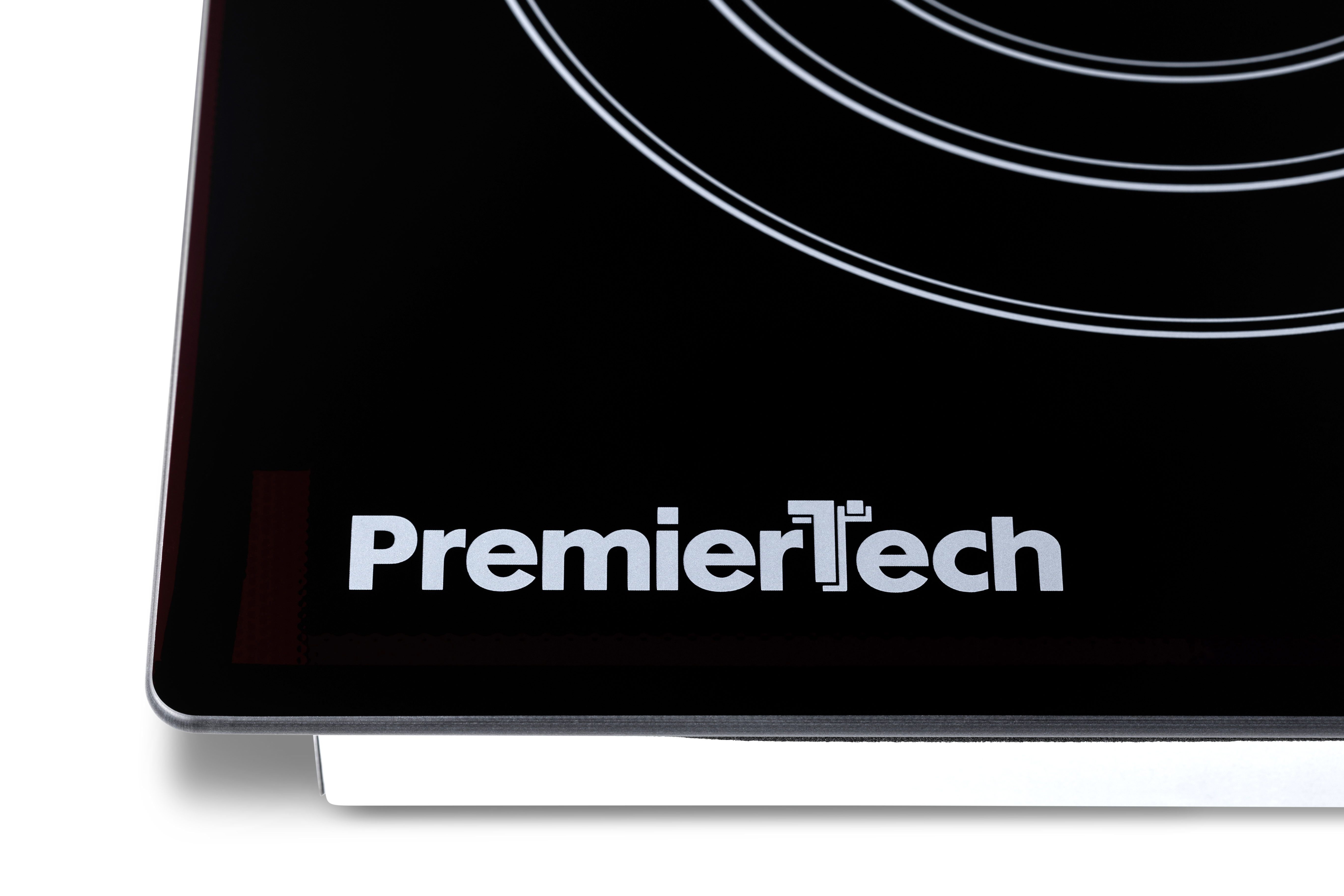 Piano cottura a induzione nero con logo bianco PremierTech e anelli di cottura.