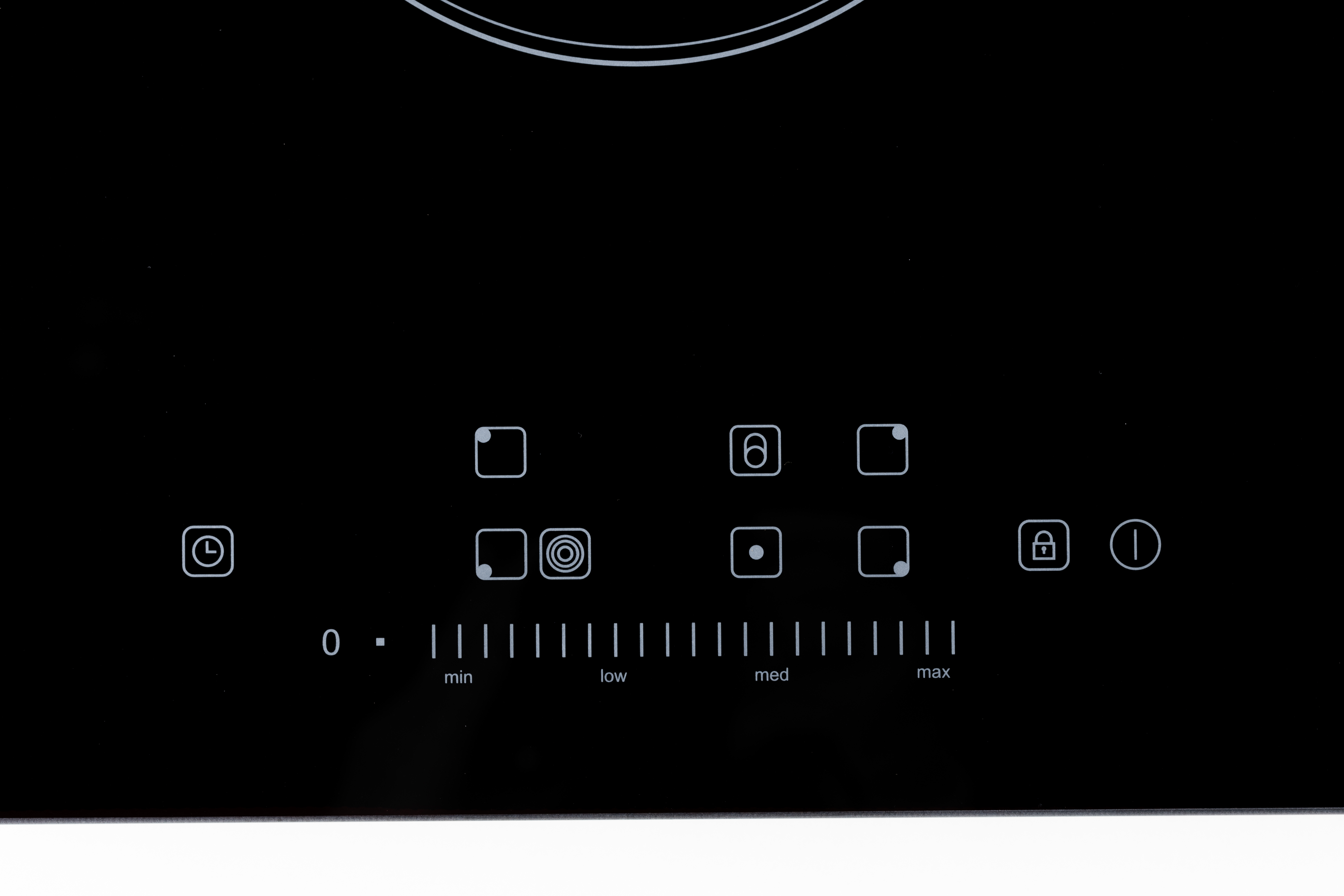 Piano cottura in vetroceramica nera con pannello touch, timer e cursore da min a max.